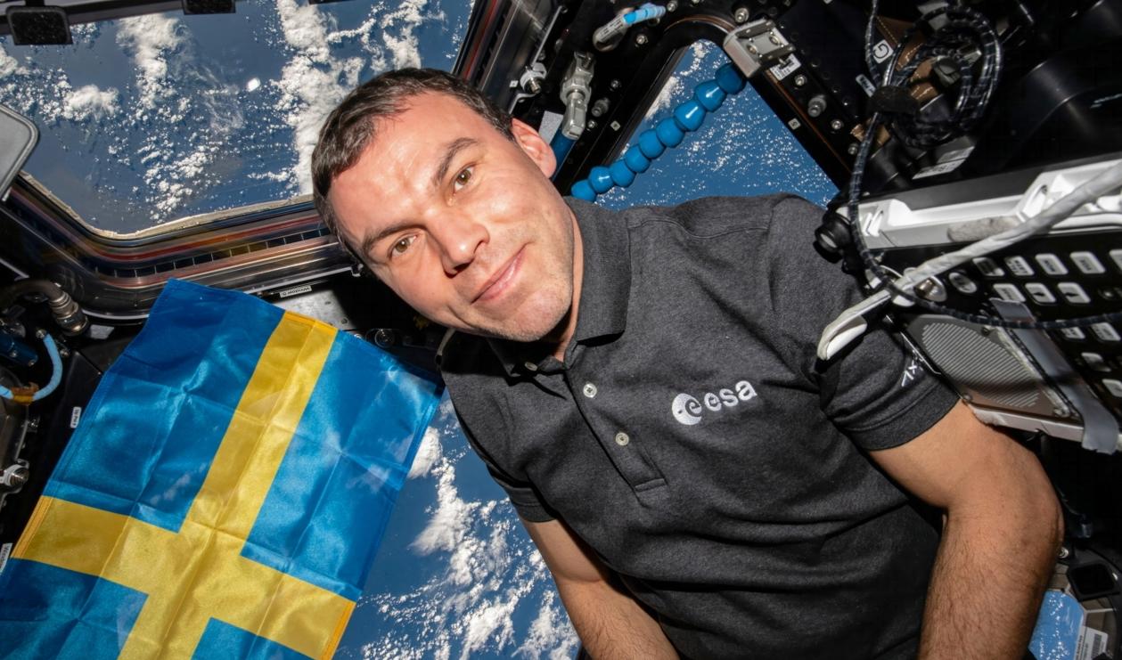 Svenske astronauten Marcus Wandt i modulen Copula med utsikt över jorden. Foto: Rymdstyrelsen