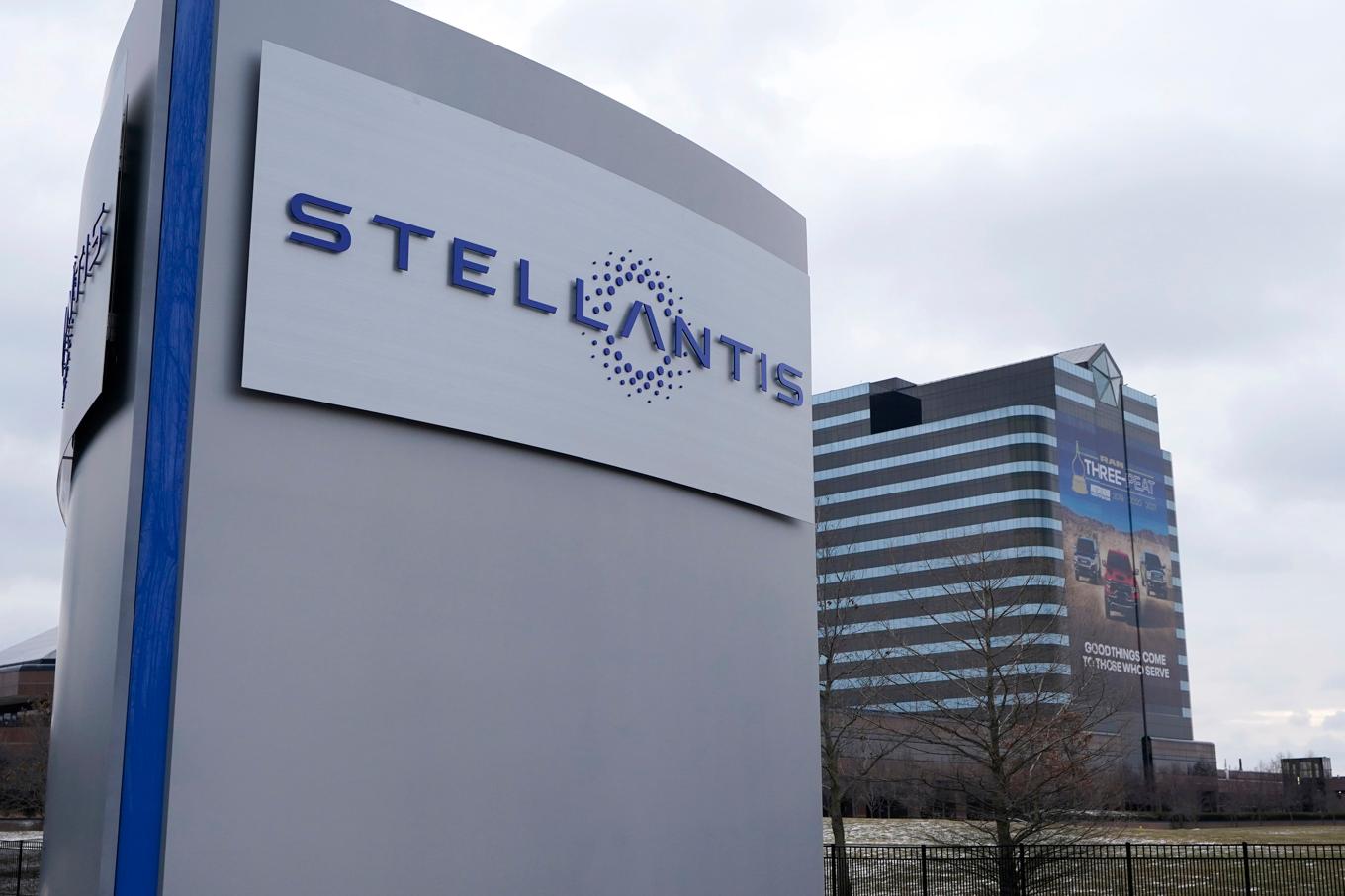 Stellantis och Mercedes-Benz laddar upp med nya lån för att bygga fler batterifabriker. Arkivbild Foto: Carlos Osorio AP/TT