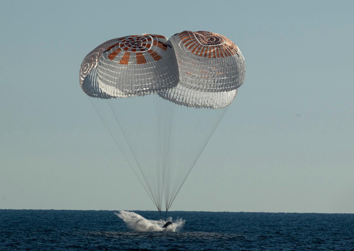 Så här såg det ut när samma rymdkapsel som Marcus Wandt färdas med slog ned i havet den 14 oktober 2022. Arkivbild. Foto: Bill Ingalls/AP/TT