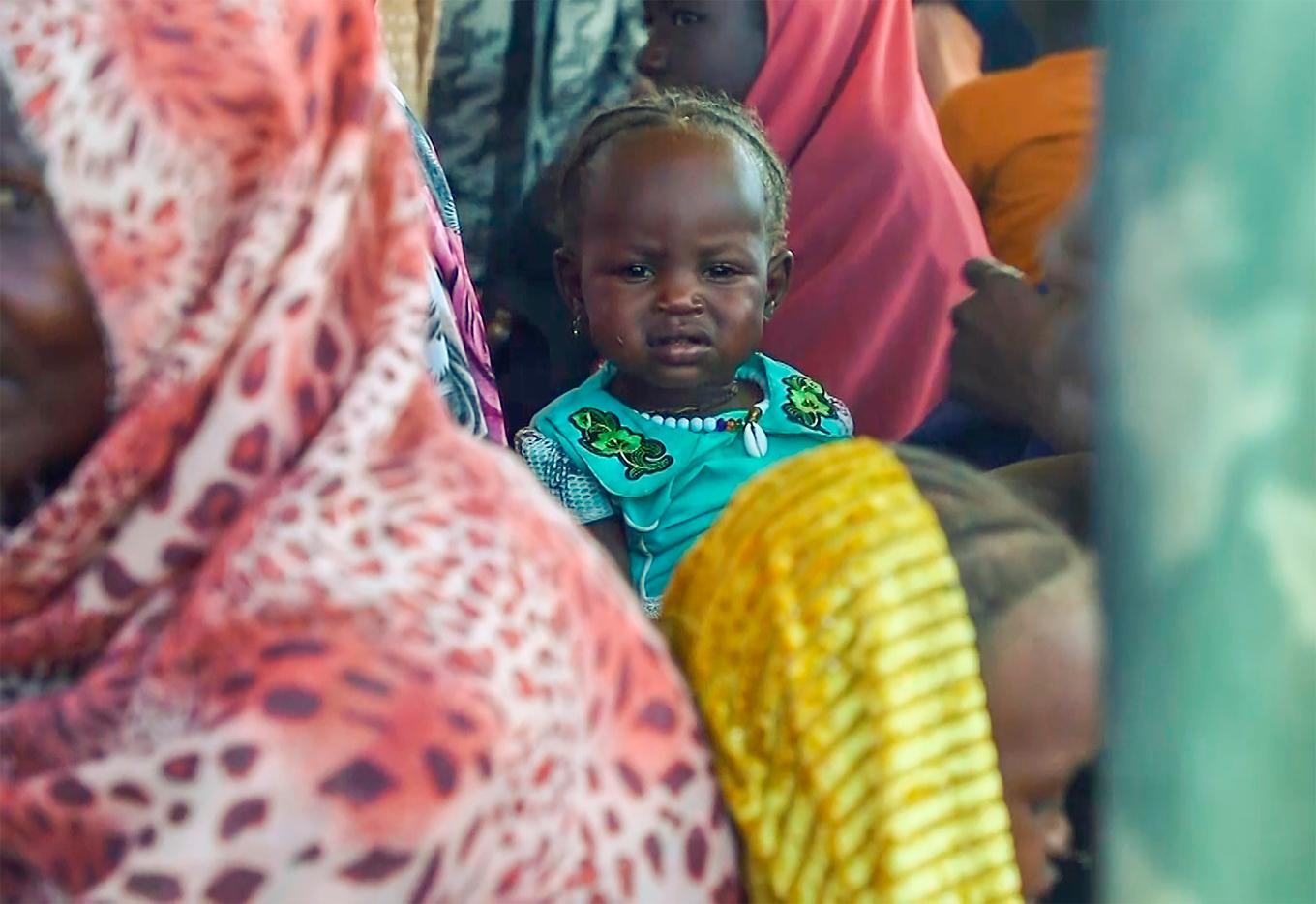 Tiotusentals barn riskerar att dö i Sudan på grund av undernäring, enligt Unicef. På bild sudanesiska flyktingar som samlas utanför ett fältsjukhus i Acre, Tchad. Arkivbild från augusti 2023. Foto: AP/TT