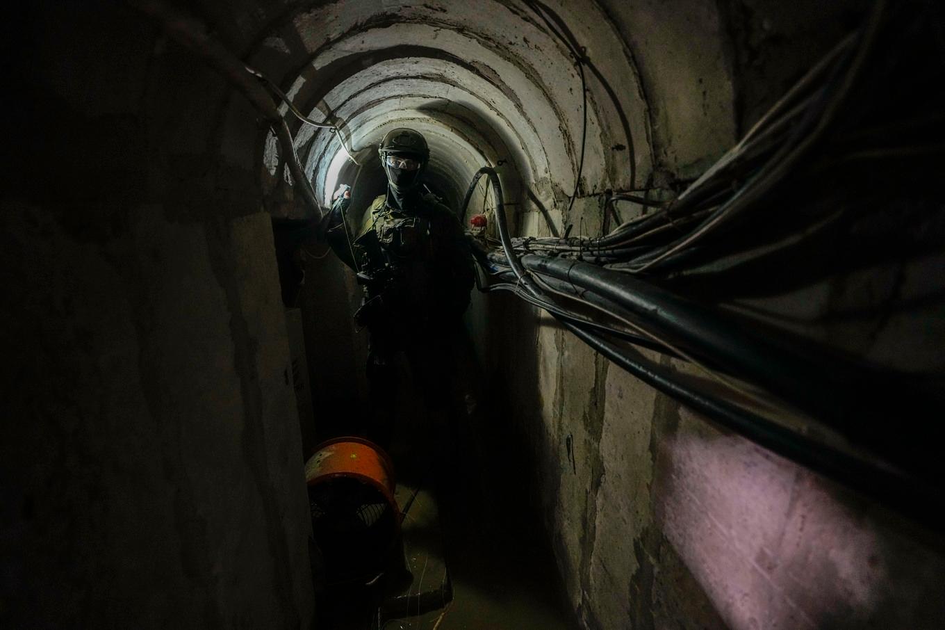 En israelisk soldat visar journalister runt i en tunnel under Unrwas högkvarter journalister. Foto: Ariel Schalit/AP/TT