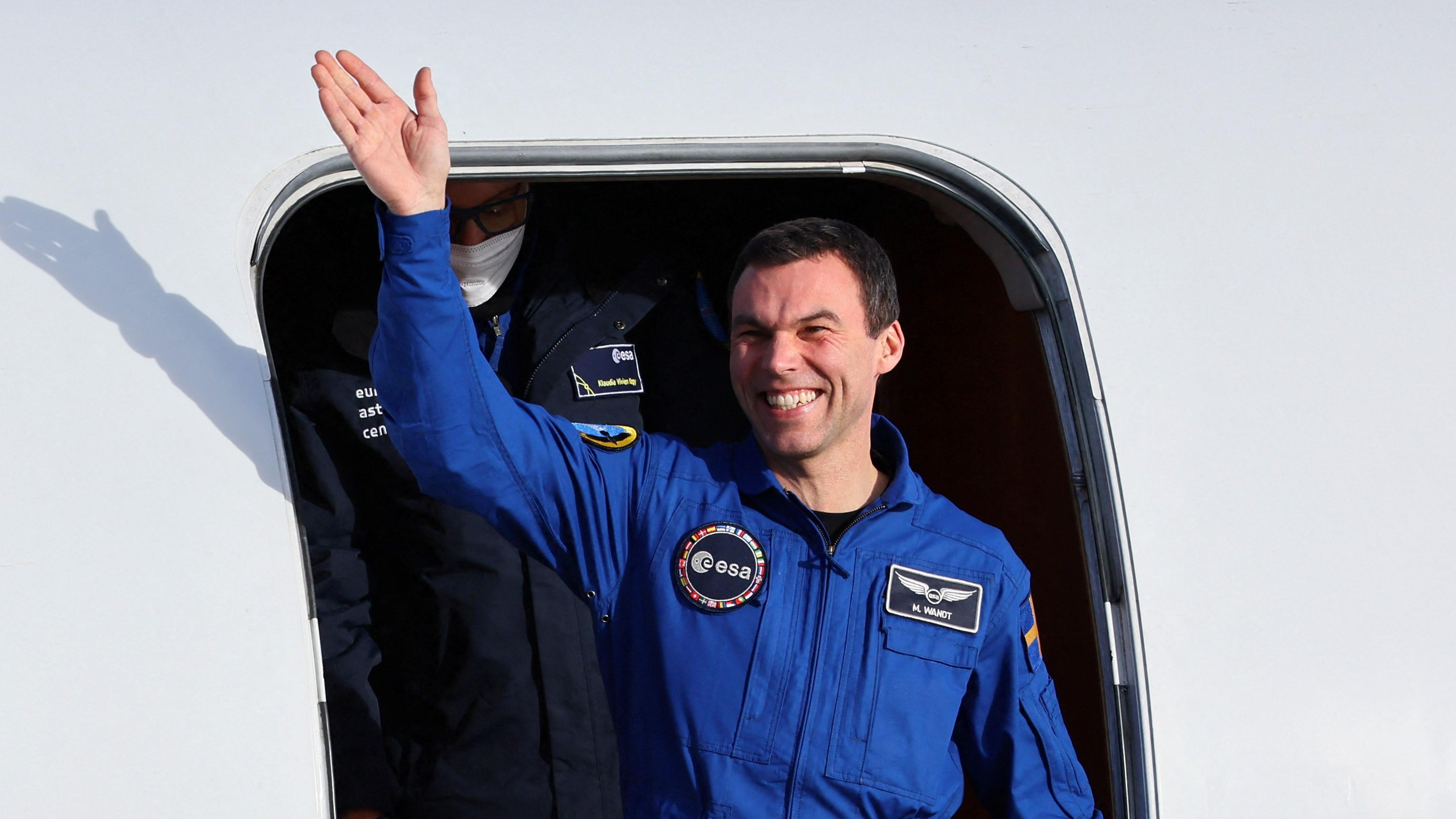 – Det var skönt att få gott kaffe, sade astronauten Marcus Wandt efter ankomsten till jorden igen. Foto: Wolfgang Rattay/Reuters/TT