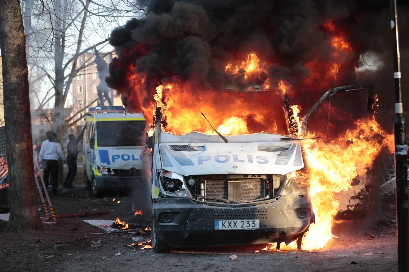 Motdemonstranter satte eld på en polisbuss i Sveaparken i Örebro under påsken 2022. Arkivbild. Foto: Kicki Nilsson/TT
