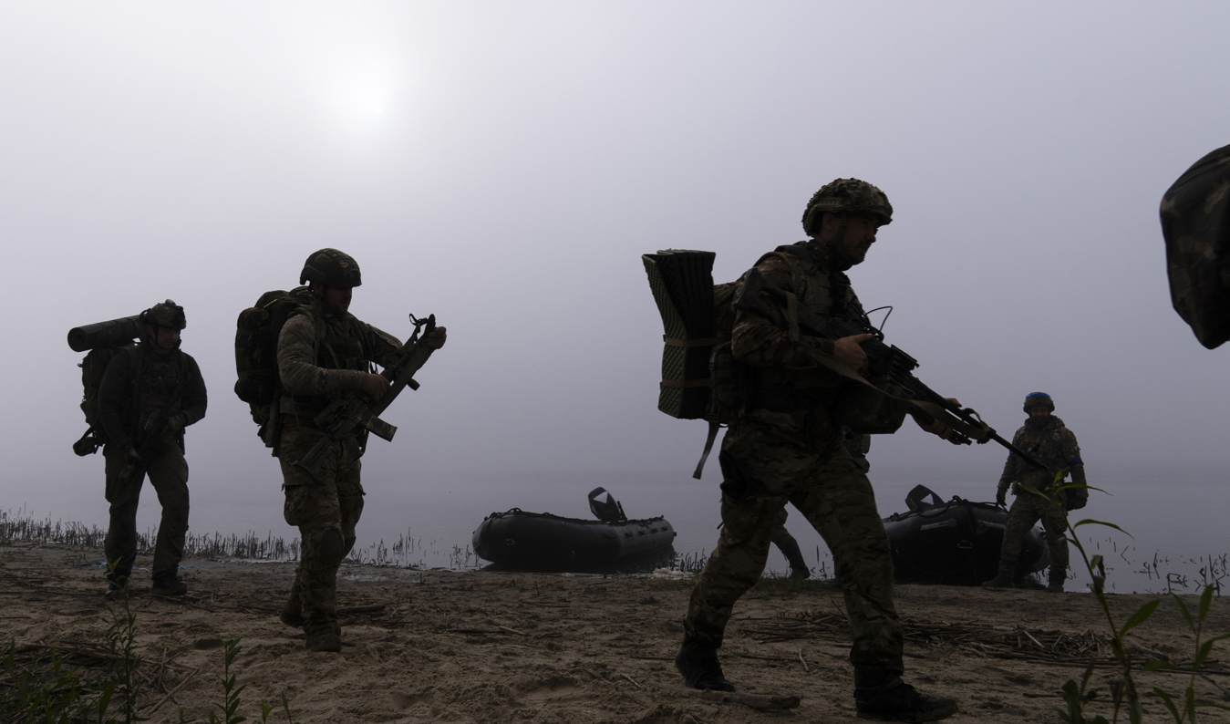 Ukrainska soldater vid floden Dnepr. Arkivbild. Foto: Mstyslav Chernov/AP/TT