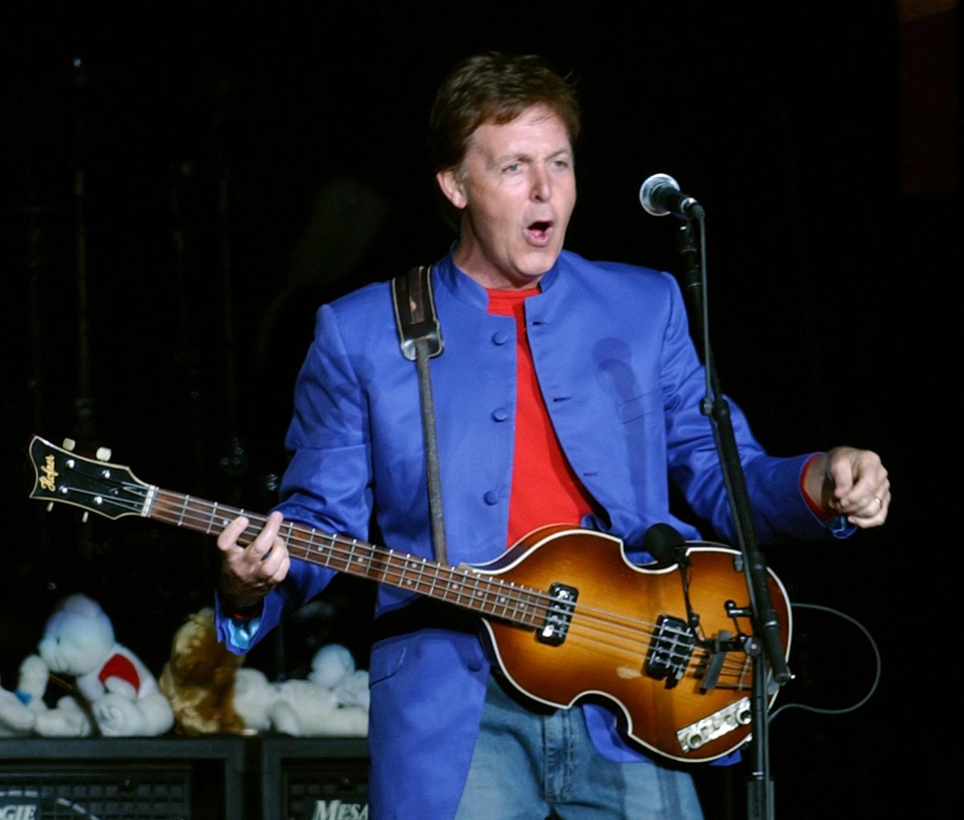 Paul McCartney med en annan bas av hans favoritmärke Höfner. Arkivbilld. Foto: Pier Paolo Cito/AP/TT