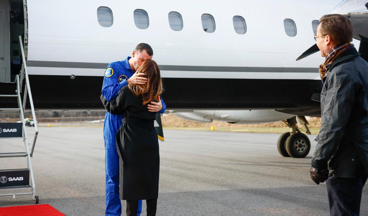 Astronauten Marcus Wandt, möts av sin fru på Bromma flygplats. Foto: Stefan Jerrevång/TT