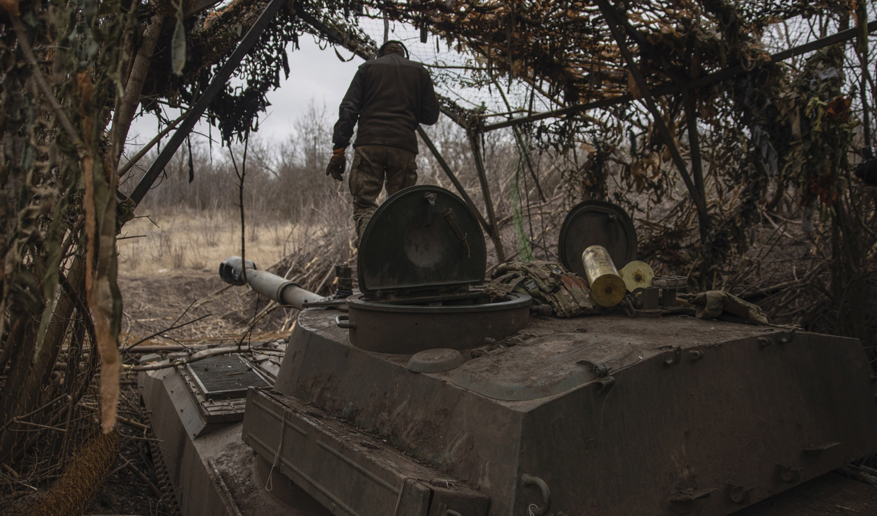 En ukrainsk soldat i länet Donetsk. Bild från 16 februari. Foto: Roman Chop via AP/TT