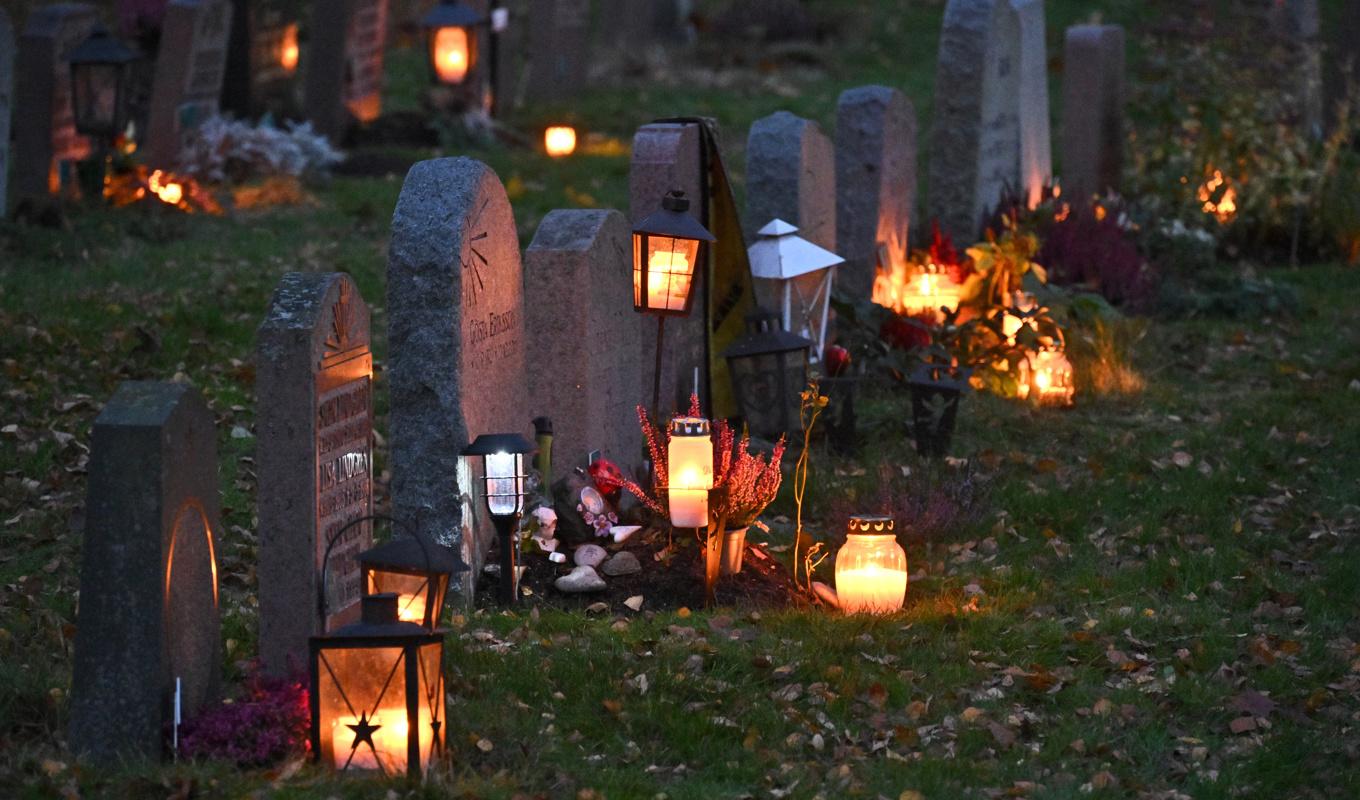 Ljus tända vid gravarna på Norra begravningsplatsen i Solna. Arkivbild. Foto: Claudio Bresciani/TT