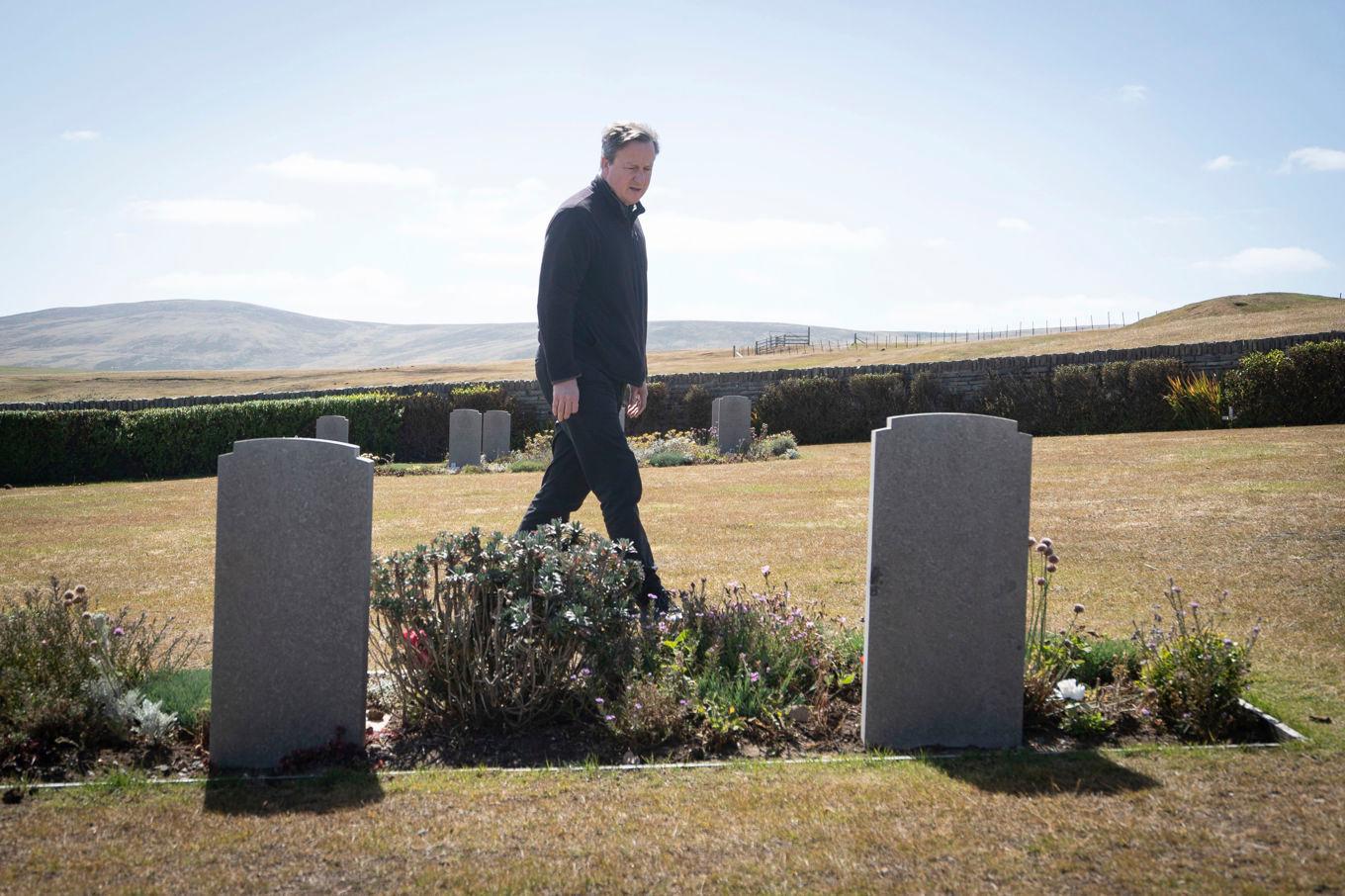 Den brittiske utrikesministern David Cameron på San Carlos-kyrkogården på brittiska Falklandsöarna i Södra Atlanten, öar som Argentina vill ha tillbaka. Foto: Stefan Rousseau/AP/TT