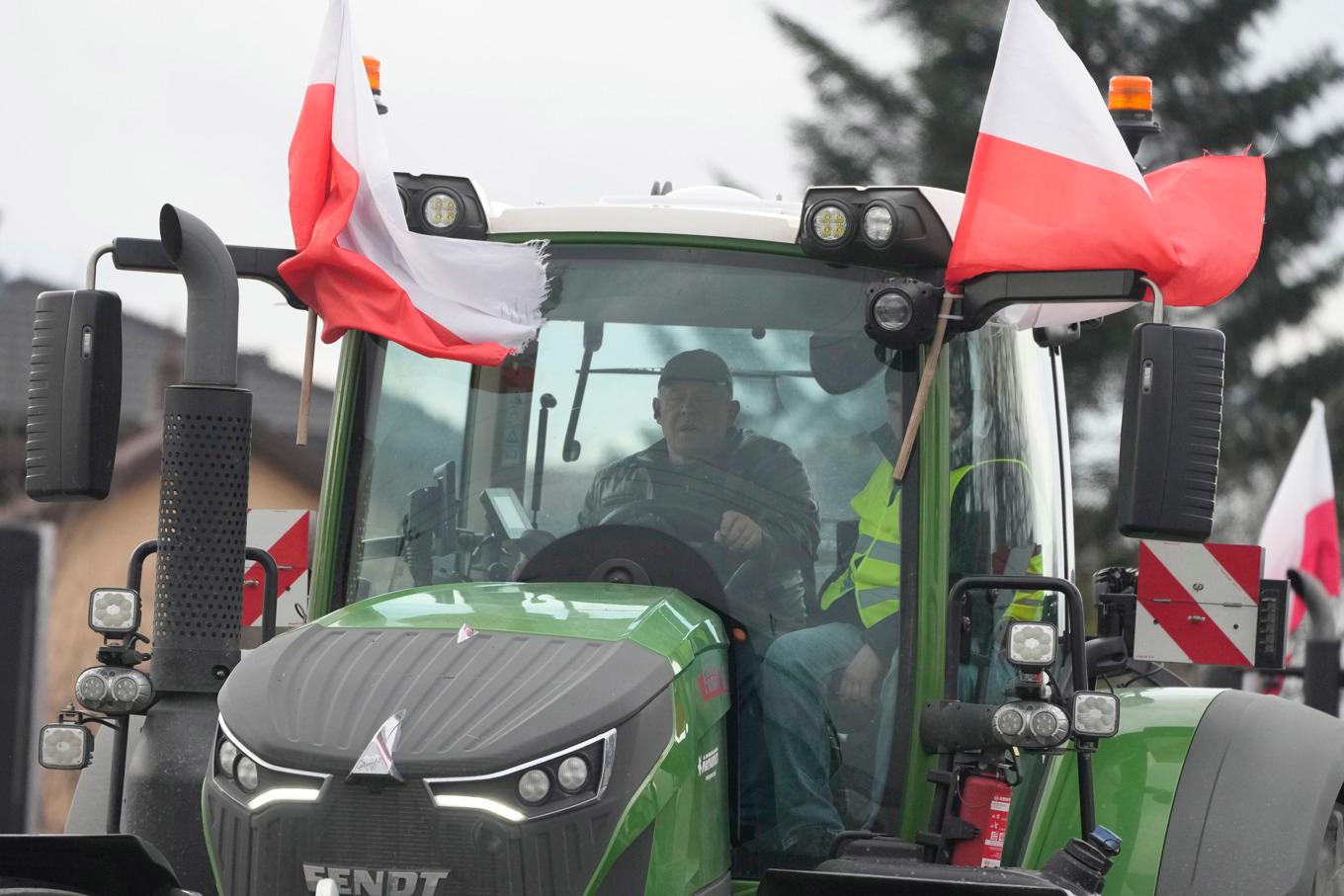 En traktorkolonn i den östpolska staden Mińsk Mazowiecki. Foto: Czarek Sokolowski/AP/TT
