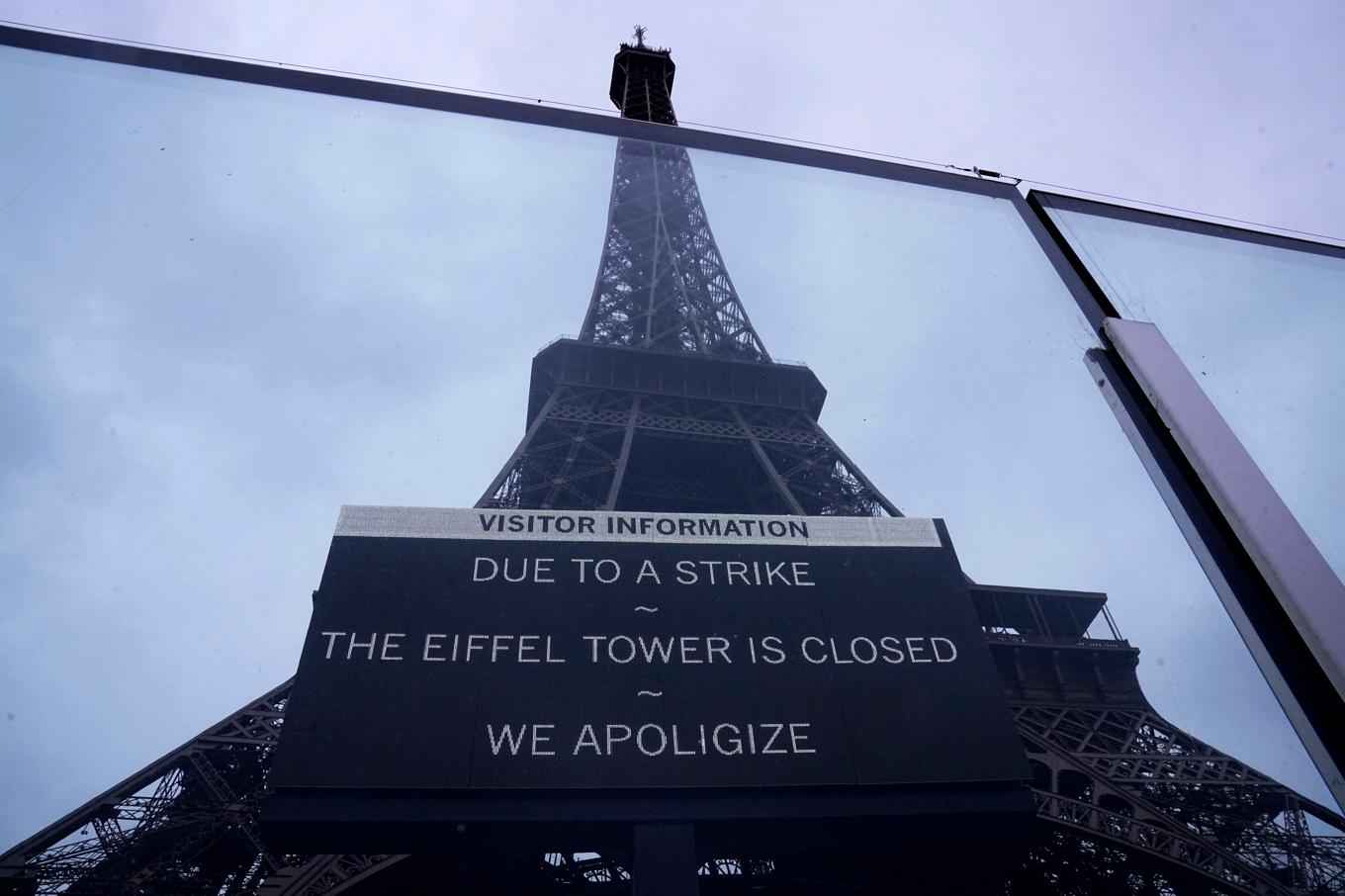 Eiffeltornet i Paris är stängt på grund av strejk sedan i måndags och ser inte ut att vara öppet under onsdagen heller. Foto: Michel Euler/AP/TT