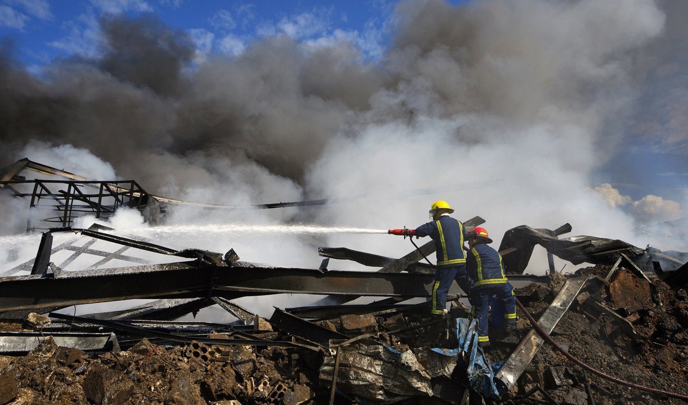 Räddningspersonal släcker en brand efter en israelisk flygräd mot mål i Libanon på tisdagen. Foto: Bilal Hussein/AP/TT