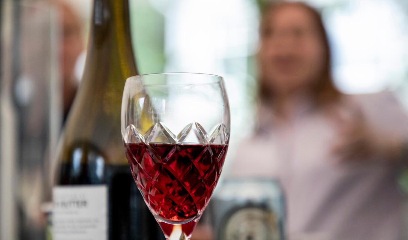 Det finns ingen säker nivå av alkoholkonsumtion när det gäller negativa hälsoeffekter för hjärnan, enligt en ny rapport. Arkivbild. Foto: Christine Olsson/TT