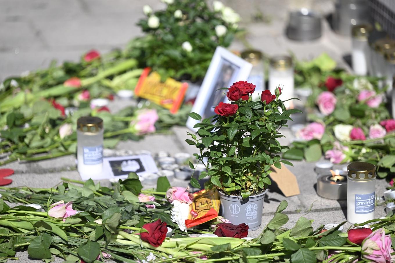 Blommor och ljus efter dödsskjutningen av en ung man i Stockholmsförorten Rågsved i maj förra året. Arkivbild. Foto: Jessica Gow/TT