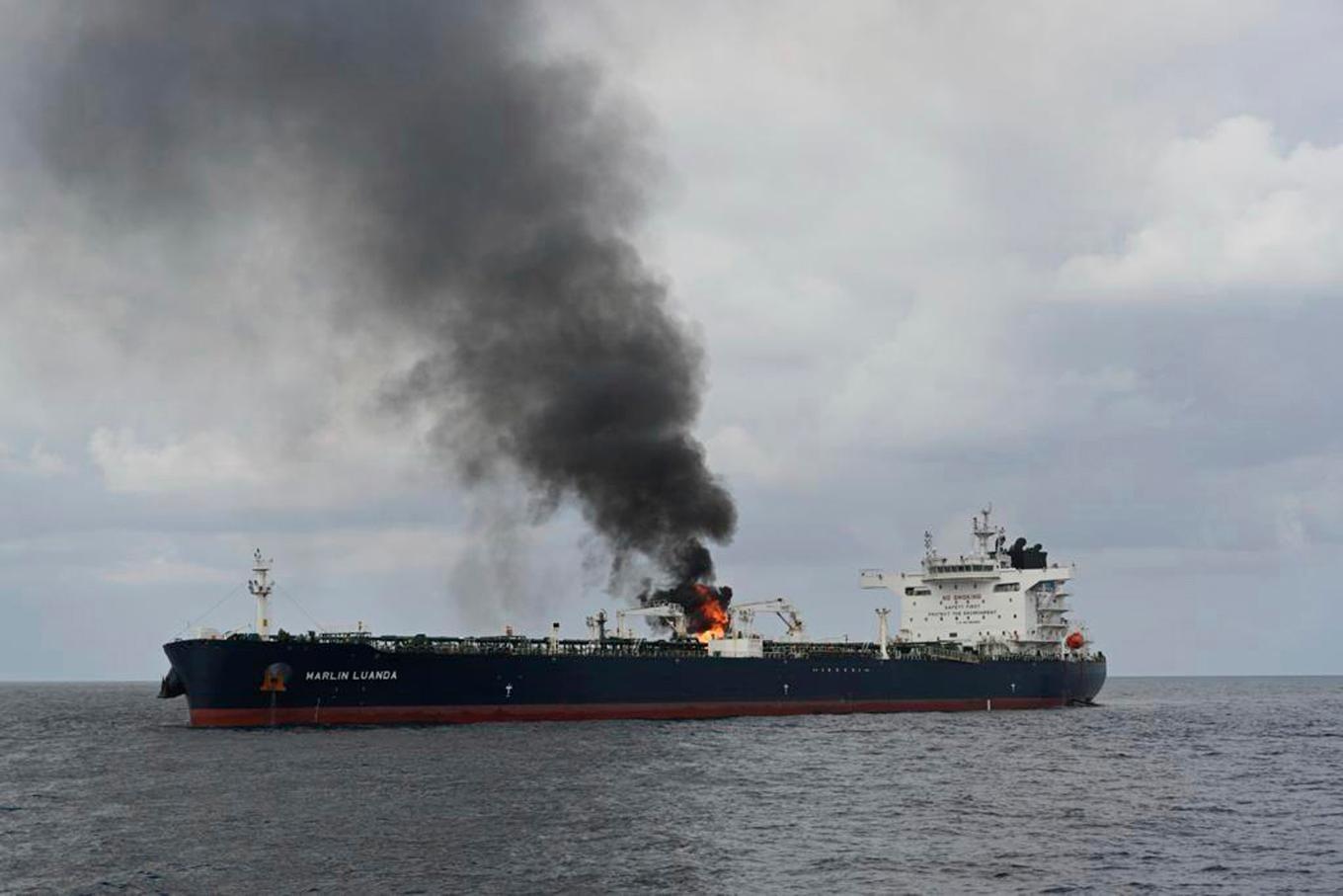 Huthi-rörelsen har flera gånger attackerat fartyg i Röda Havet och utanför Jemens kust. På bild oljefartyget Marlin Luanda som blev attackerat tidigare i januari i år. Arkivbild. Foto: Indian Navy/TT