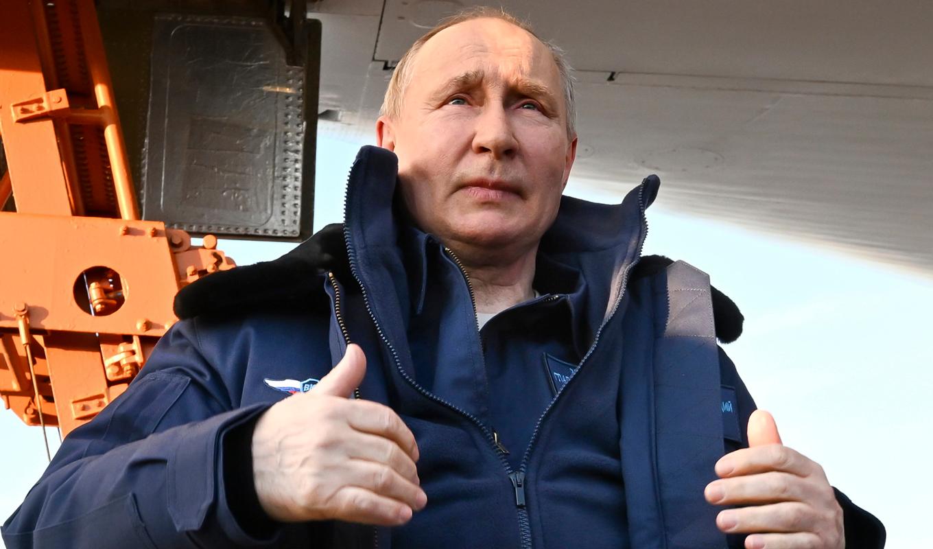 Rysslands president Vladimir Putin efter en flygtur med ett ryskt bombplan på torsdagen. Foto: Dmitry Azarov/AP/TT