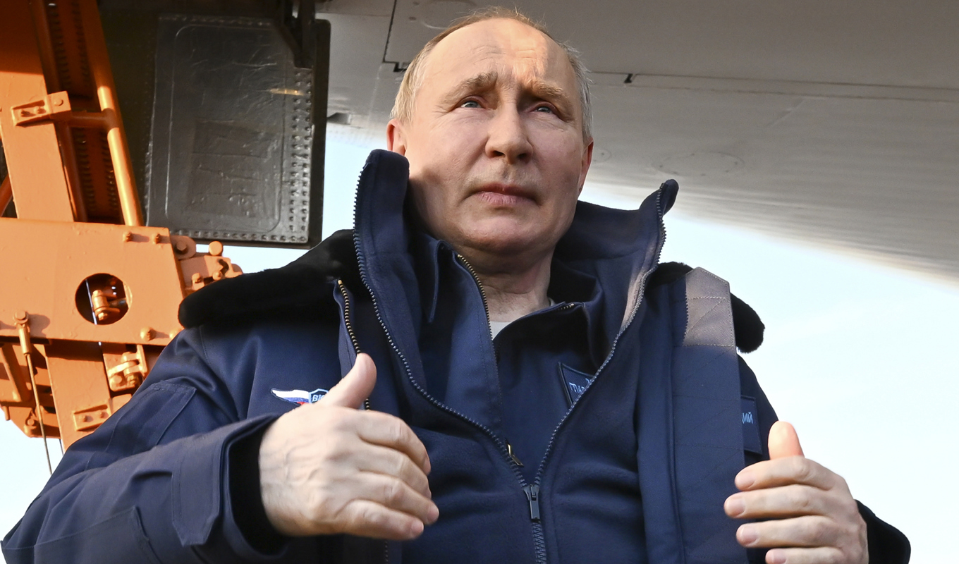 Rysslands president Vladimir Putin efter en flygtur med ett ryskt bombplan på torsdagen. Foto: Dmitry Azarov/AP/TT