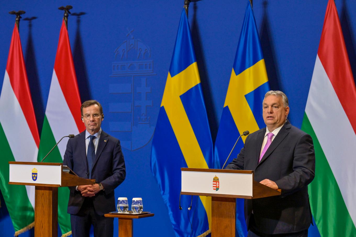Sveriges statsminister Ulf Kristersson och Ungerns premiärminister Viktor Orbán under en presskonferens i Budapest. Foto: Denes Erdos/AP/TT
