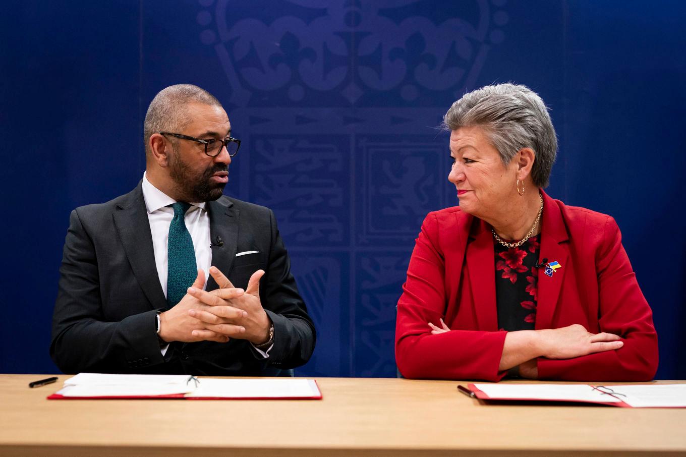 Storbritanniens inrikesminister James Cleverly och EU-kommissionären Ylva Johansson vid undertecknandet av en migrantuppgörelse. Foto: Aaron Chown/AP/TT