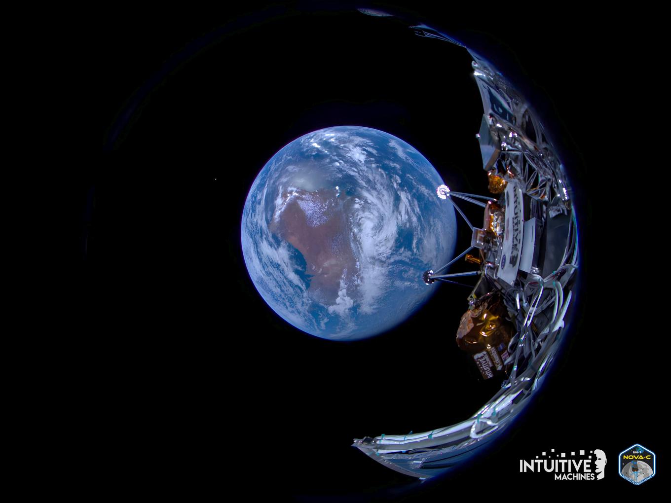 Månsonden Odysseus, med jorden i bakgrunden. Bild från 16 februari. Foto: Intuitive Machines via AP/TT
