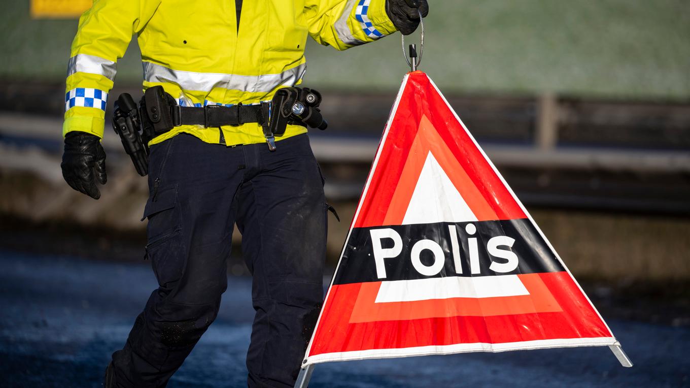 Två bilar har kolliderat och sex personer är förda till sjukhus. Arkivbild. Foto: Johan Nilsson/TT