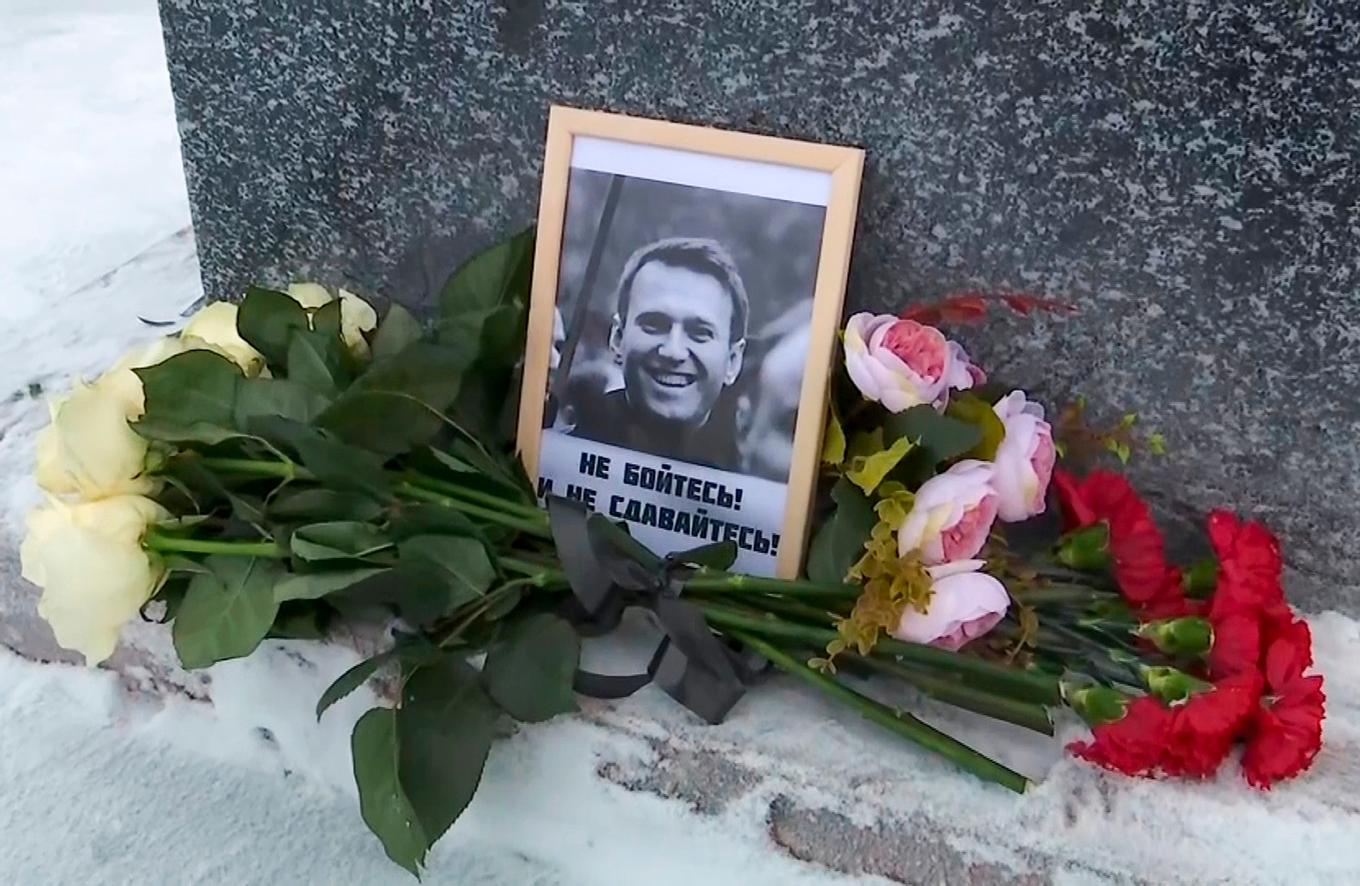 Aleksej Navalnyjs bild vid en minnesplats för regimkritikern som hans mamma ordnat i Moskva. Foto: AP/TT