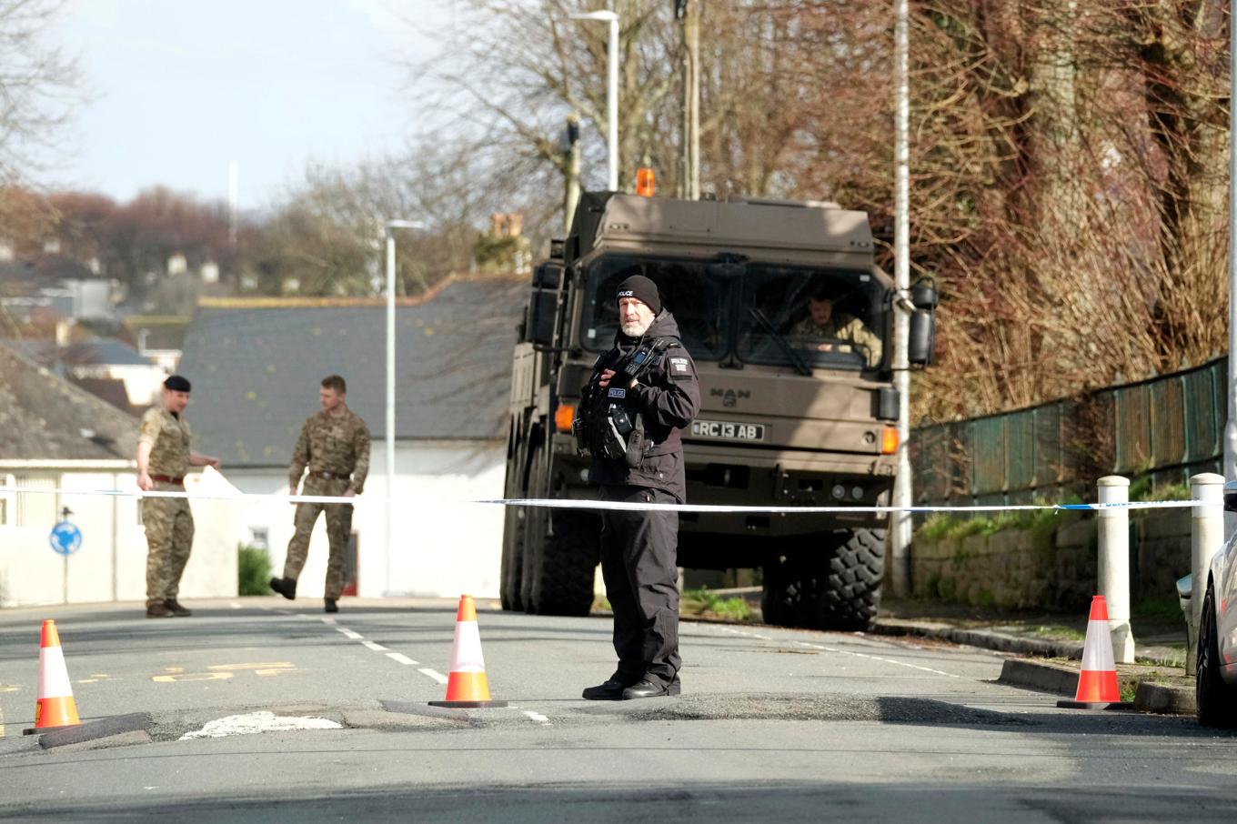 Polis och bombexperter följde färden med den bomb på 500 kilo som oskadliggjordes på lördagen i Plymouth, Storbritannien. Foto: Matt Keeble/PA via AP/TT