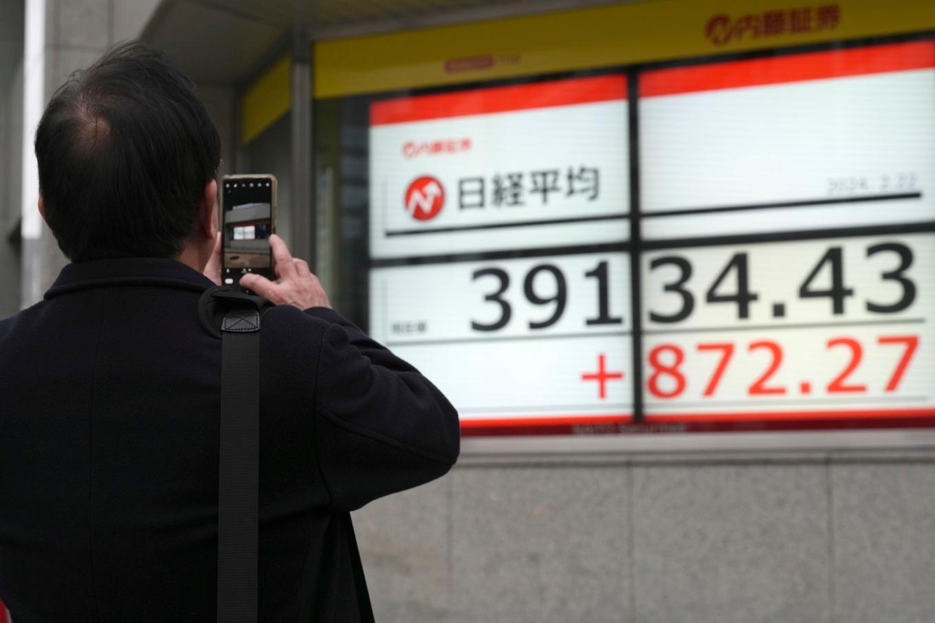 Tokyobörsen inleder handelsveckan glatt. Foto: Eugene Hoshiko/AP/TT