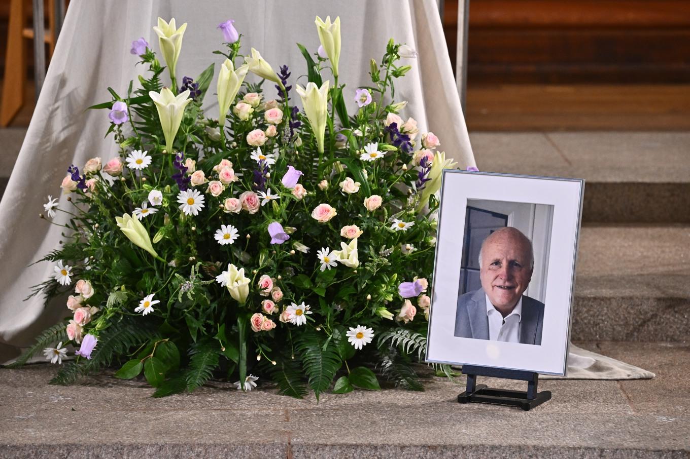 Kista och blommor före Arne Hegerfors begravning i Engelbrektskyrkan. Foto: Claudio Bresciani/TT