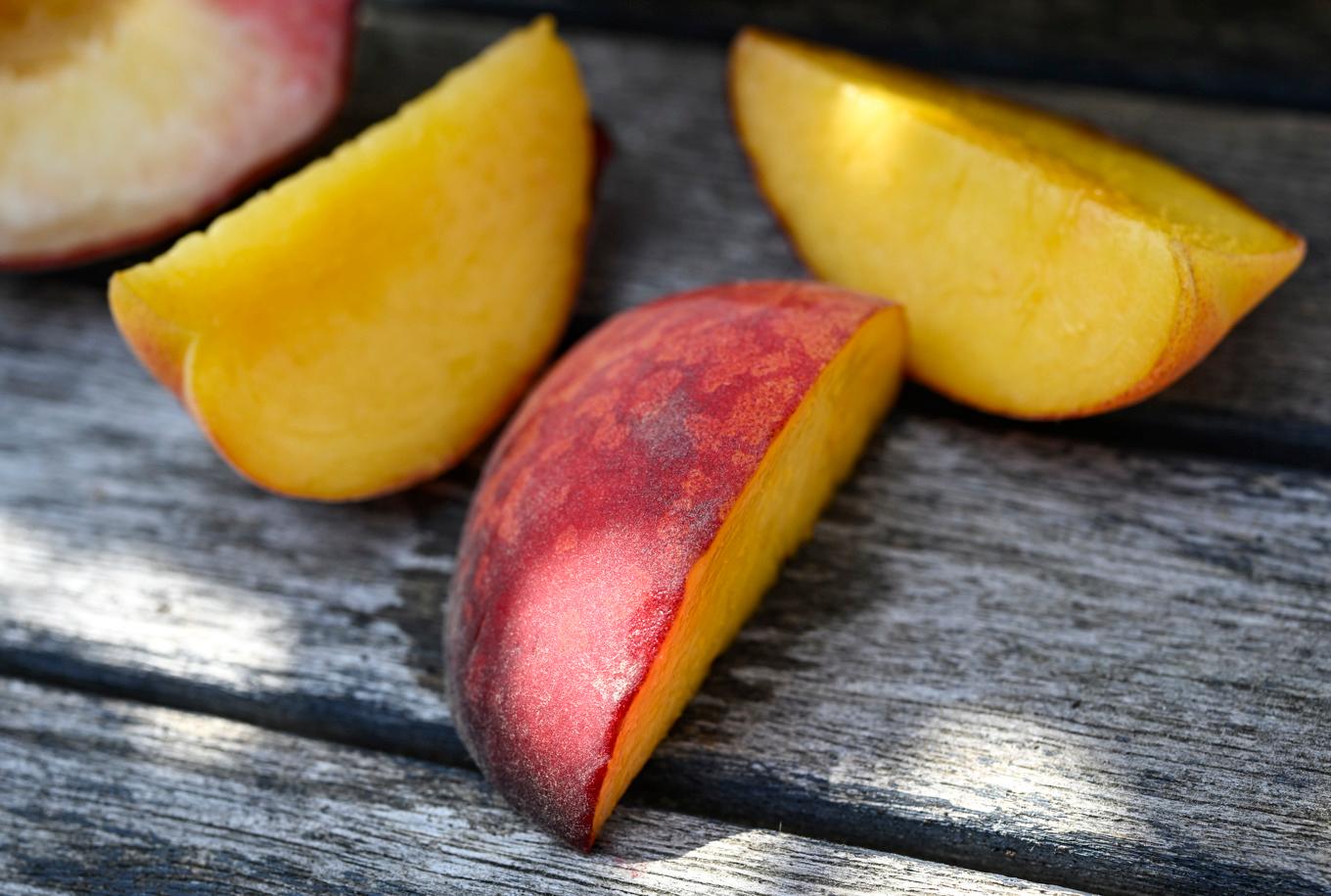 Persikor som odlats inom EU hör till de frukter som sticker ut. 2021 innehöll 35 procent av persikorna PFAS som härrörde från bekämpningsmedel, enligt en rapport från Pesticide Action Network. Arkivbild. Foto: Johan Nilsson/TT