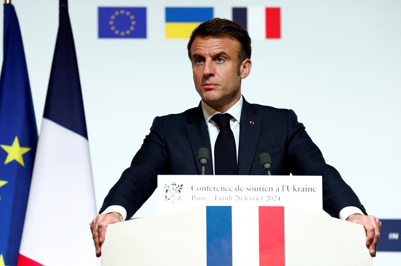 Frankrikes president Emmanuel Macron talar vid en pressträff i Élyséepalatset i Paris, efter att ha lett en konferens om hur stödet till Ukraina kan öka. Foto: Gonzalo Fuentes/Pool via AP/TT