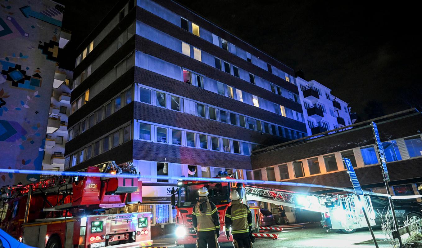 Räddningstjänsten på plats där en brand utbröt i ett flerfamiljshus norr om Stockholm. Foto: Fredrik Sandberg/TT