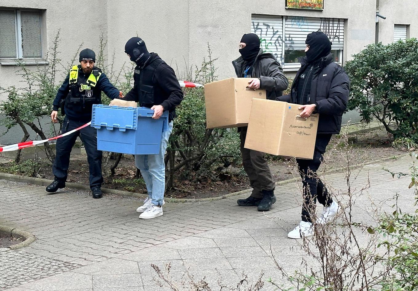 En handgranat och andra vapen hittades hemma hos Daniela Klette, medlem i den ökända Baader-Meinhof-ligan. Foto: Paul Zinken/AP/TT