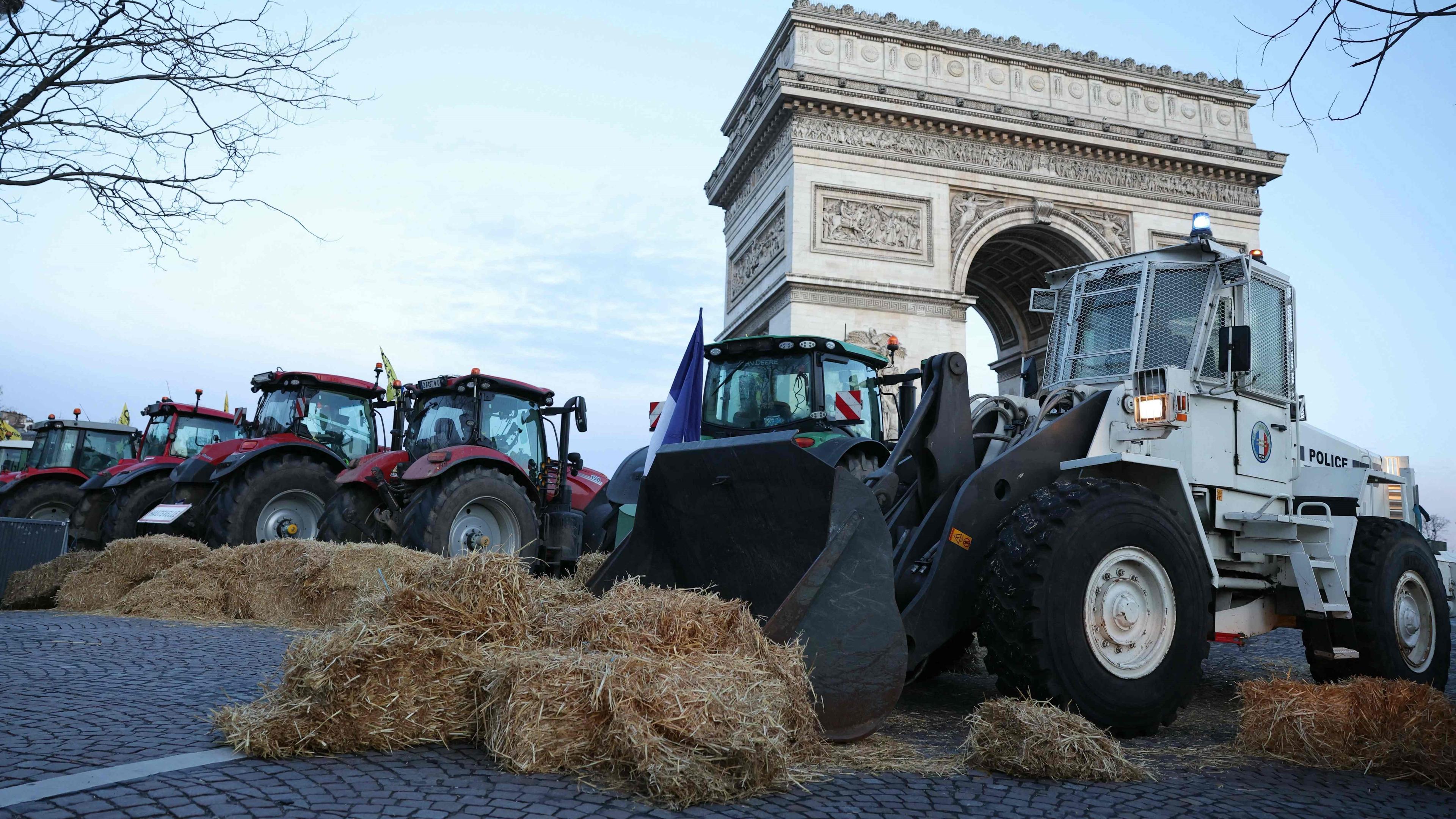 Traktorer vid Triumfbågen den 1 mars. Foto: Thomas Samson/AFP/TT
