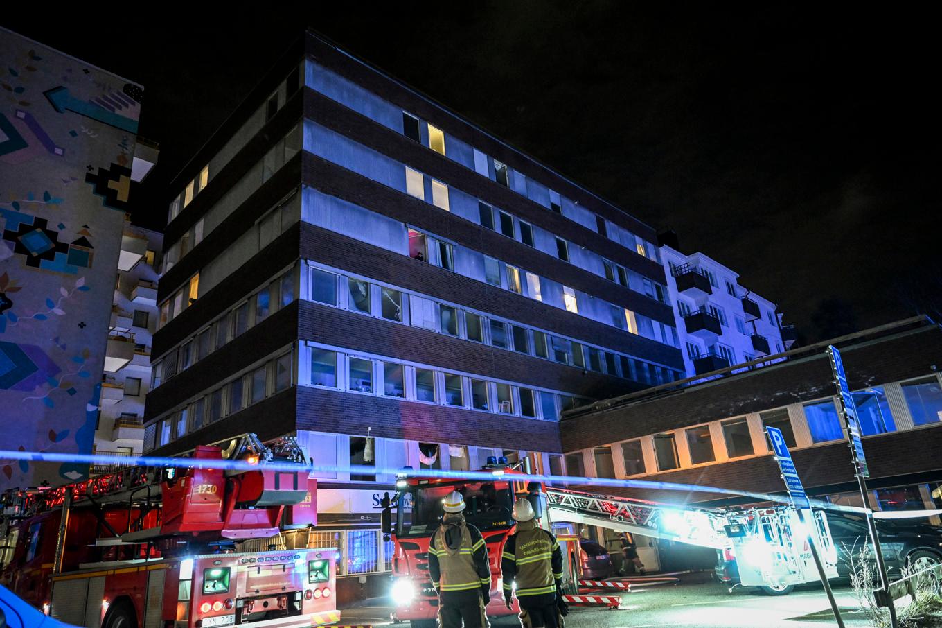 Räddningstjänsten på plats där en brand utbröt i ett flerfamiljshus norr om Stockholm. Foto: Fredrik Sandberg/TT