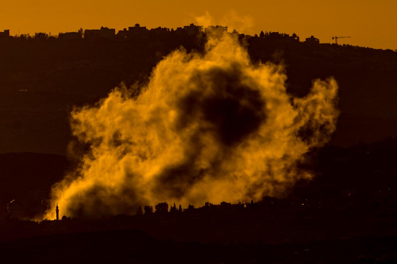 Rök stiger efter en israelisk attack i södra Libanon. Foto: Ariel Schalit/AP/TT