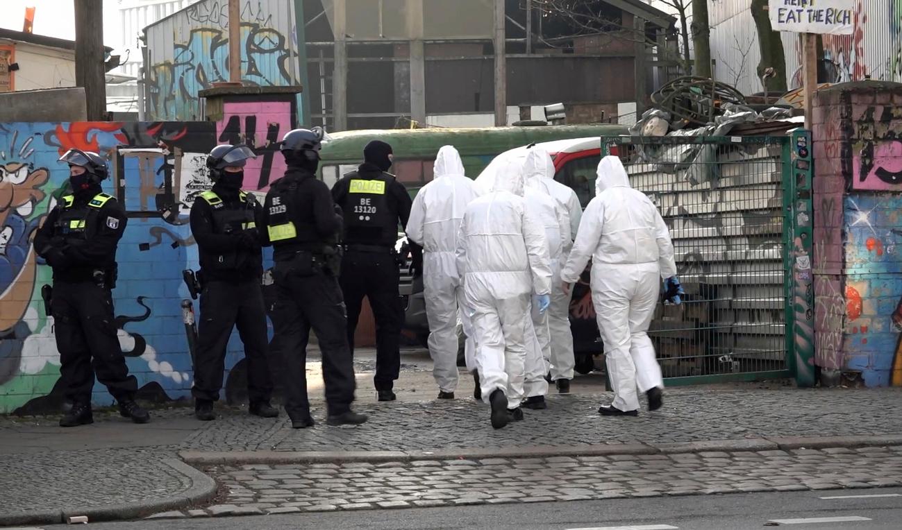 Tysk polis i stadsdelen Friedrichshain i Berlin, i jakt på Ernst-Volker Staub och Burkhard Garweg som båda tillhör Baader-Meinhof-ligan. Foto: Paul Zinken/AP/TT