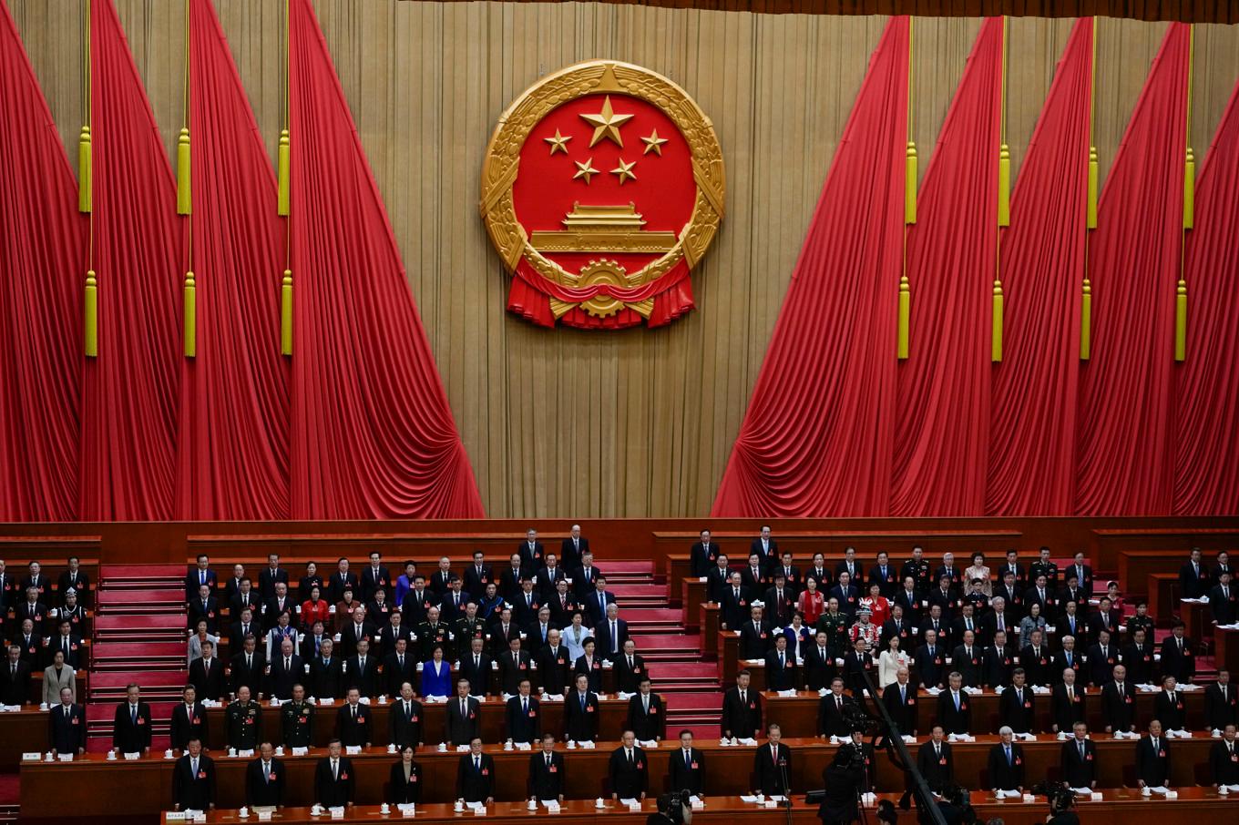 Delegater sjunger nationalsången i samband med öppnandet av den årliga nationella folkkongressen i Kina. Foto: Ng Han Guan