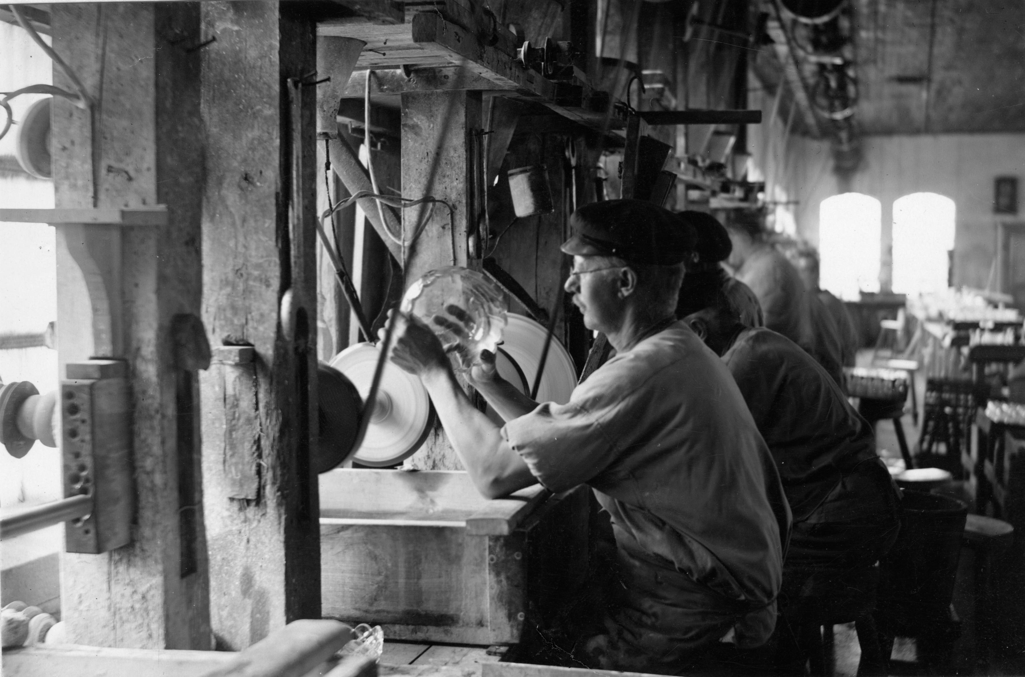 Glashantverk är ett komplext samarbete där hantverkarna ofta specialiserar sig inom en specifik del i produktionen. Foto: Public Domain.
