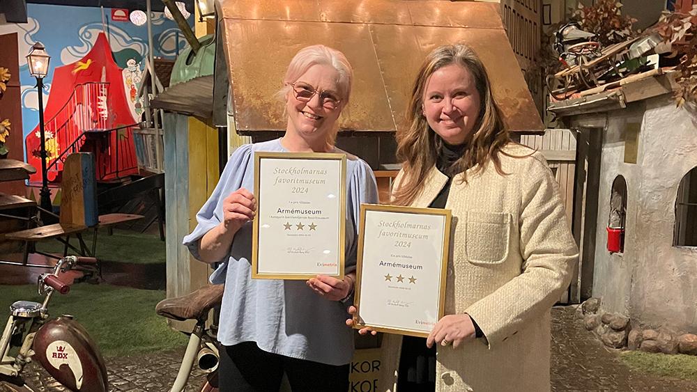 Anette Nyman och Jessica Christensen visar upp de diplom som Armémuseum har förärats med. Foto: Statens försvarshistoriska museer
