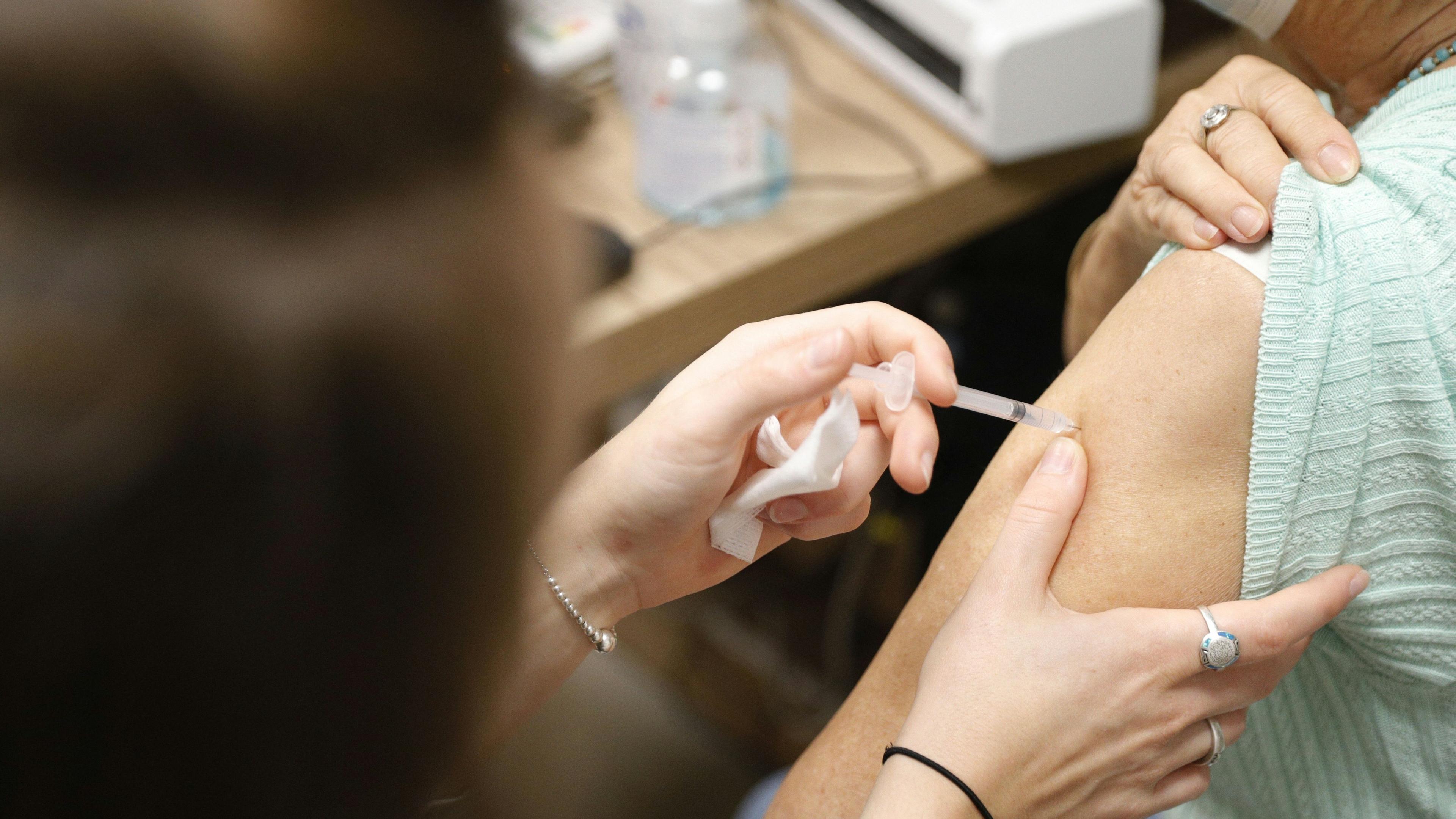 En kvinna vaccineras mot covid-19 på den franska ön Korsika. Kommentatorer menar att en ny fransk lag är riktad mot dem som kritiserar vaccinen mot covid-19. Foto: Pascal Pochard-Casabianca/AFP via Getty Images