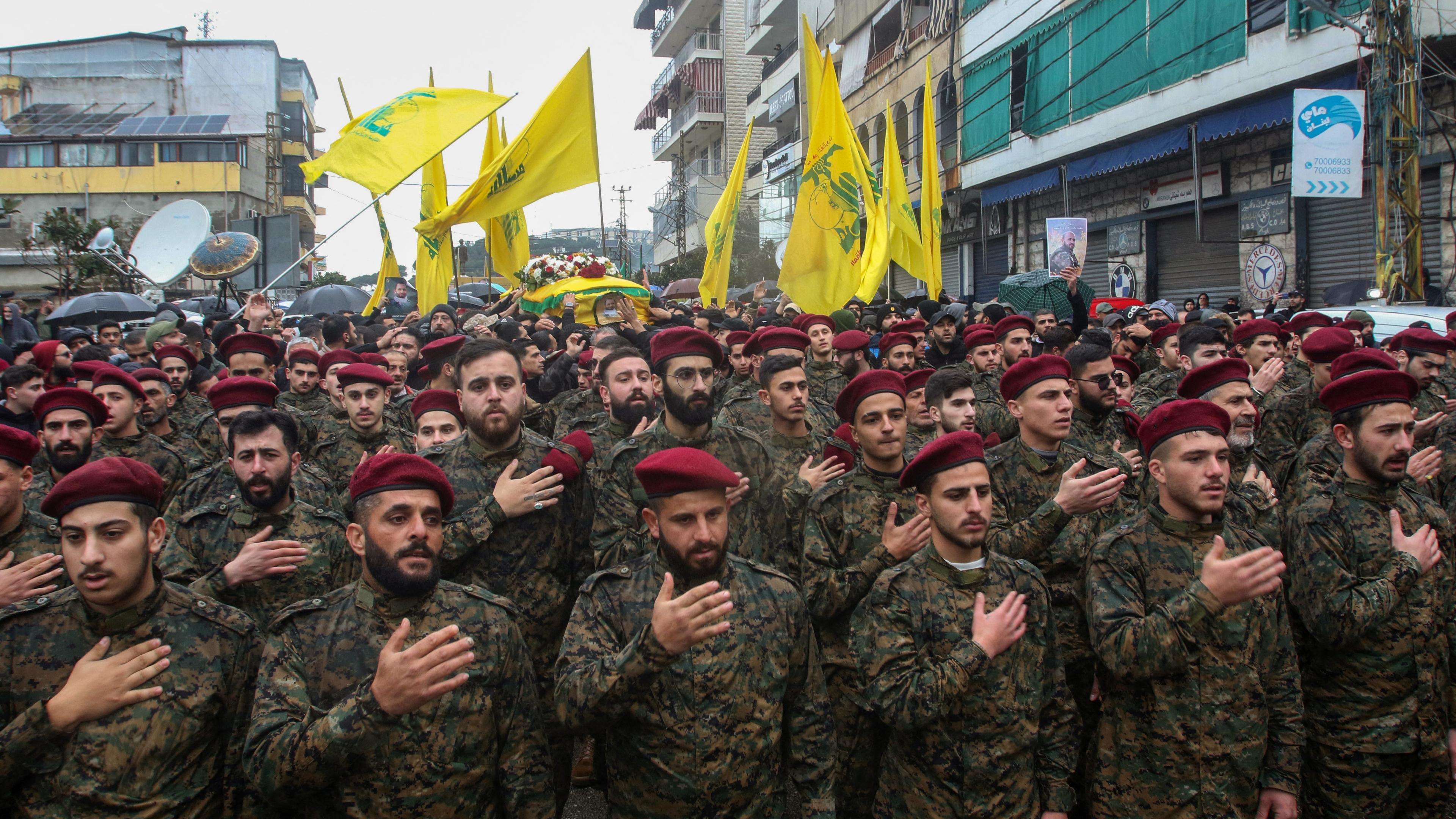 Hizbollah i södra Libanon den 16 februari 2024. Så länge Hamas finns kvar i Gaza och Hizbollah finns kvar i södra Libanon är det svårt att få beständig fred, menar krönikören. Foto: Mahmoud Zayyat/AFP via Getty Images