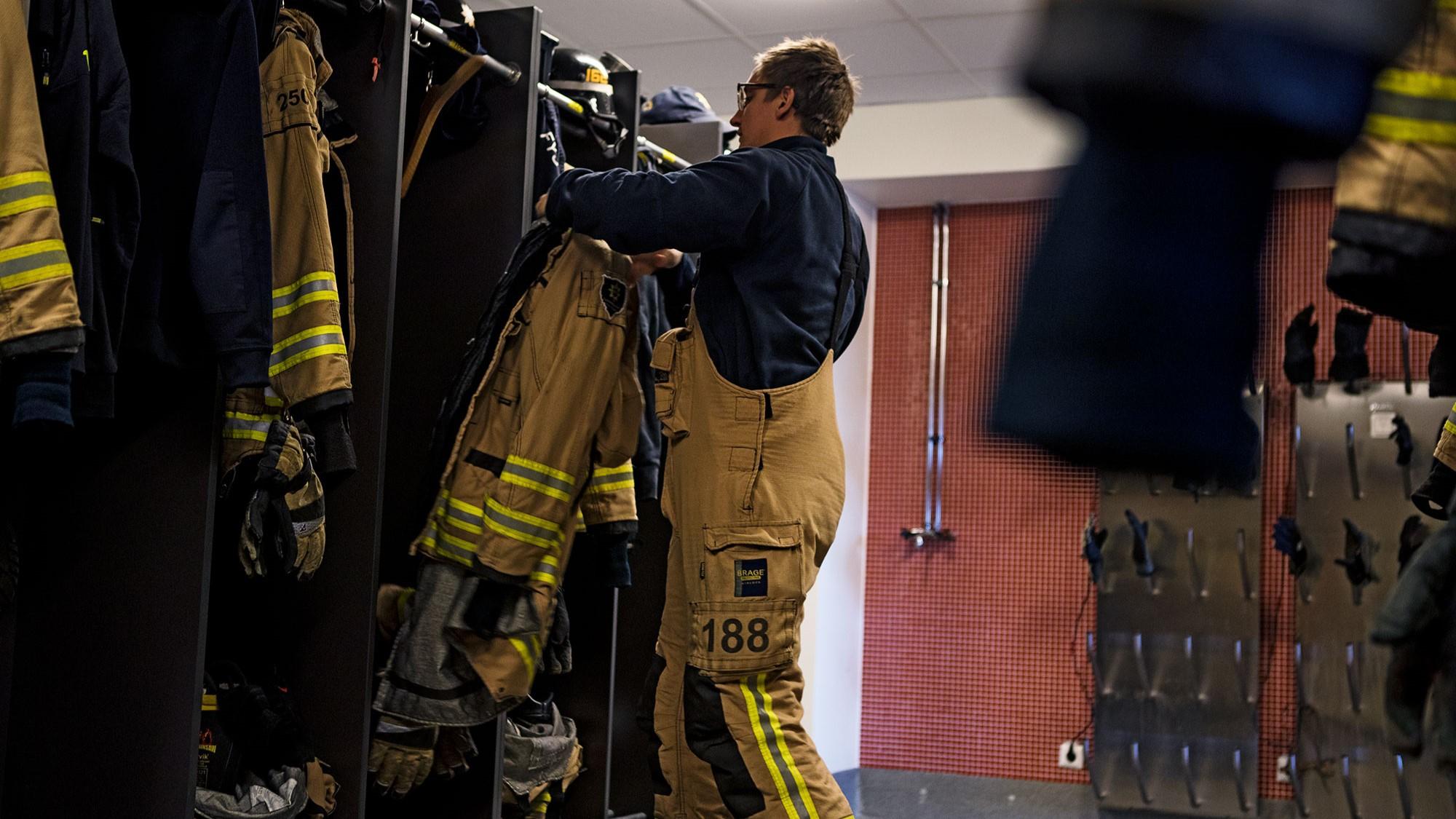 Brandmännen i Räddningstjänsten Östra Götaland söker sig därifrån, men politikerna vill inte svara på hur säkerheten ska garanteras. Foto: Sara Lagré/Räddningstjänsten Östra Götaland