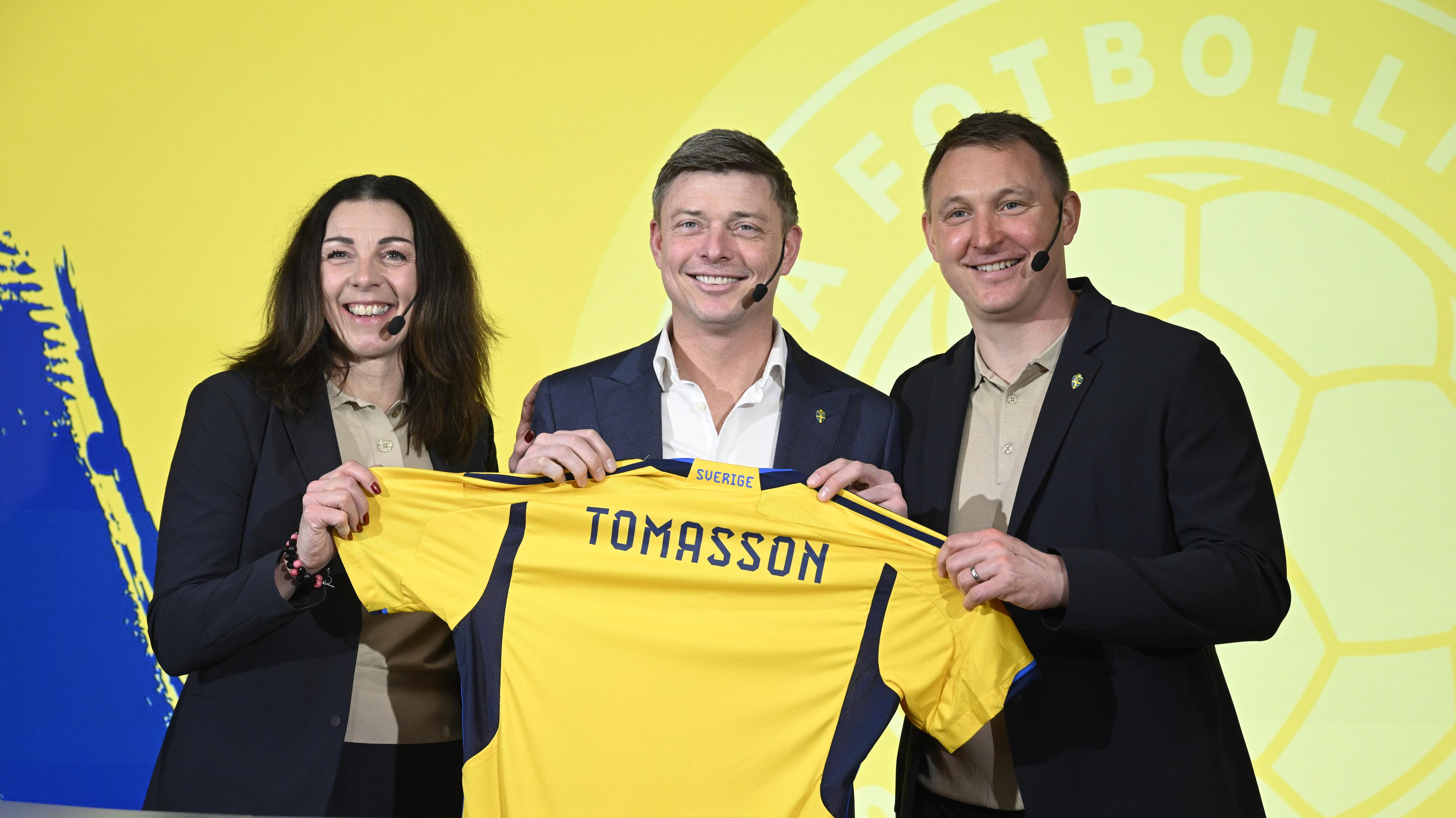 Jon Dahl Tomasson (mitten) tillsammans med Andrea Möllerberg, generalsekreterare på Svenska fotbollförbundet, och Kim Källström, fotbollschef. Foto: Jessica Gow/TT