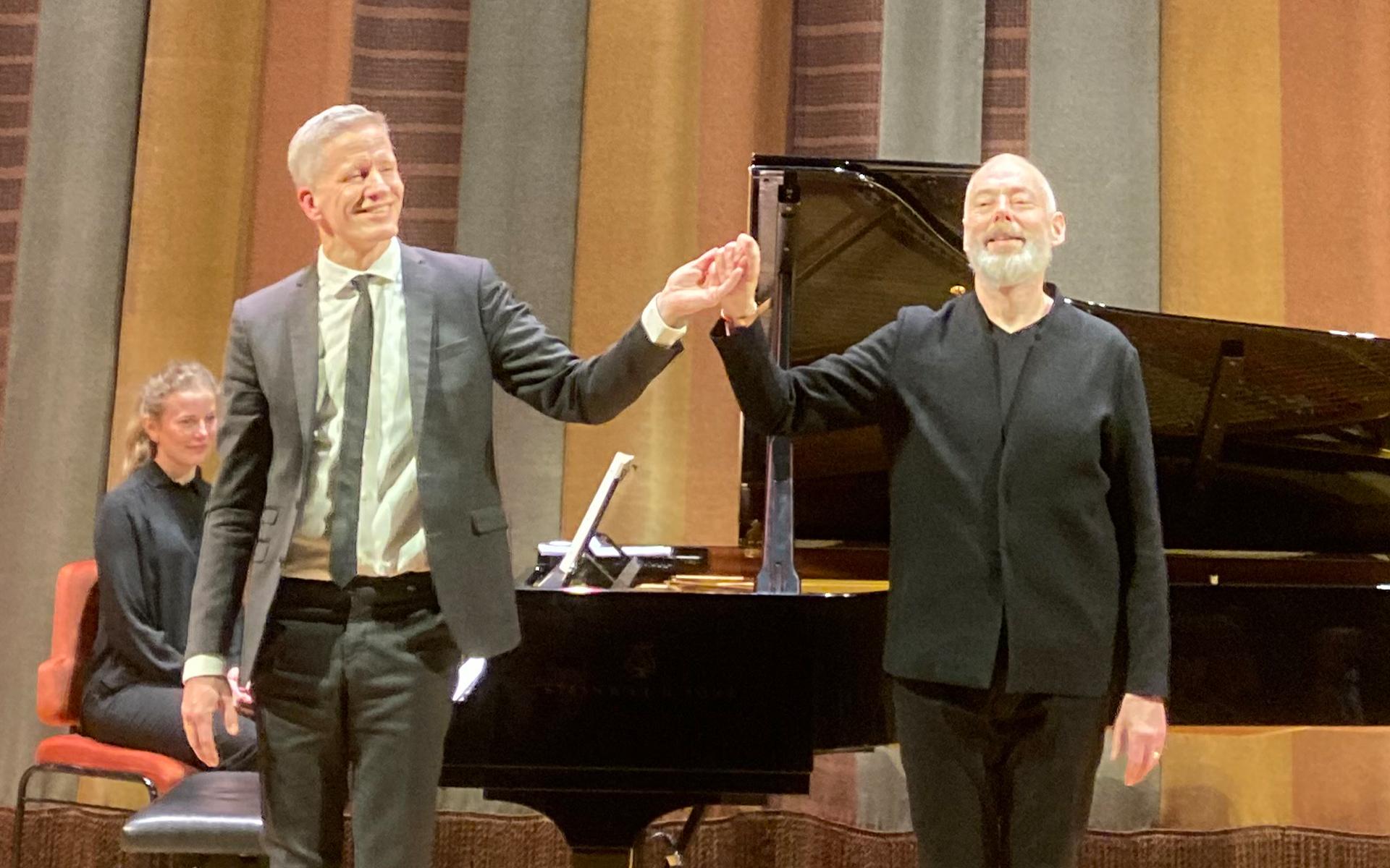 Magnus Svensson (till vänster) och Mark Padmore vid applådtack i Grünewaldsalen i Stockholms konserthus. Foto: Magnus Löwendahl