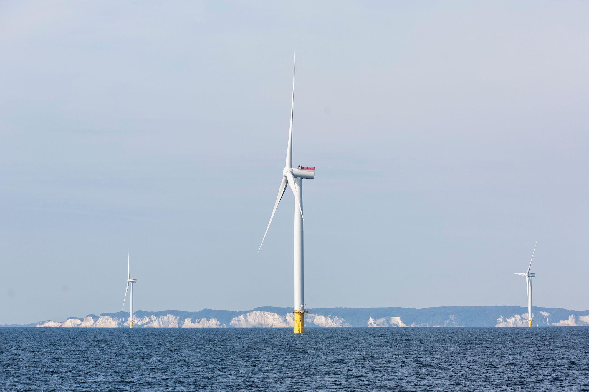 I Östersjön finns planer på att bygga tusentals vindkraftverk längs såväl Sveriges som andra länders kuster. Innan detta blir verklighet måste de effekter en sådan utbyggnad har på havsmiljön undersökas noga, menar forskare på SMHI. Foto: Olafur Steinar Gestsson/Ritzau Scanpix/AFP via Getty Images