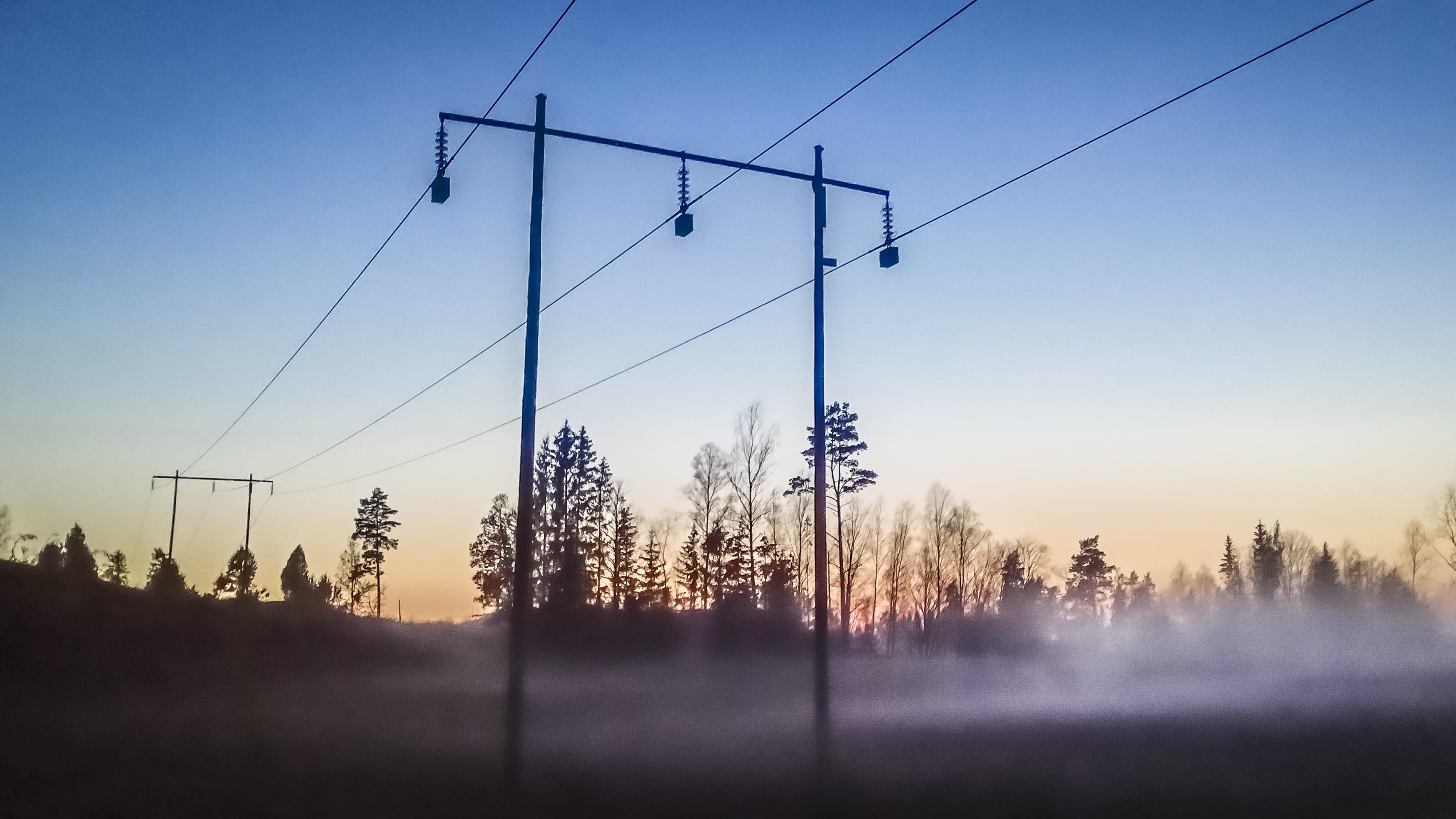 I Sverige vill kraftbolagen bygga alla kraftledningar på 130 kV med luftledningar. Men kablar i mark är att föredra, menar debattörerna. Foto: Bilbo Lantto