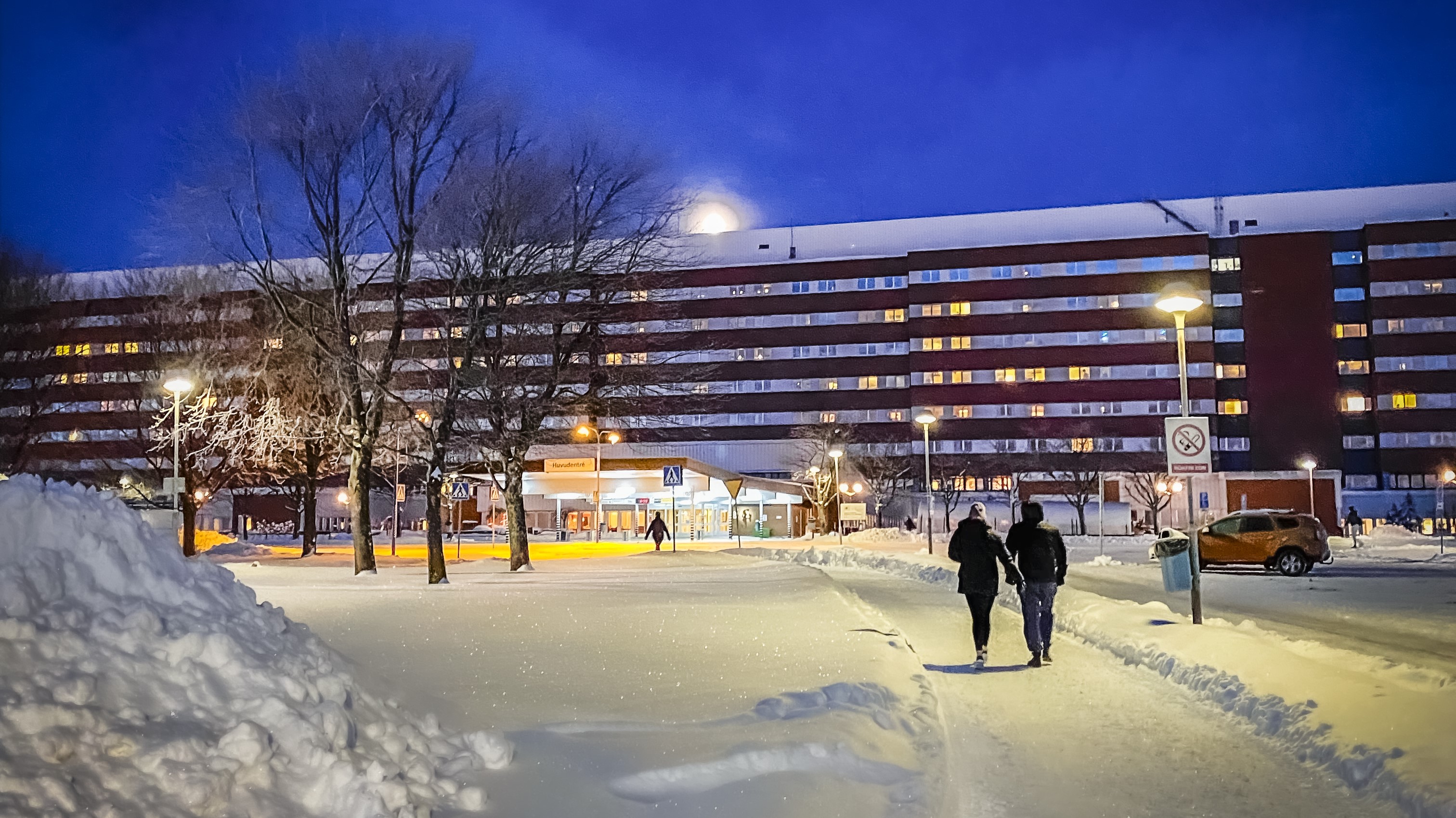 Hur ska människor i glesbygd få tillgång till den ”nära vården” när sjukhus saknas, frågar sig debattören. Bilden visar Sundsvalls sjukhus. Foto: Jannice Nygren Thelander