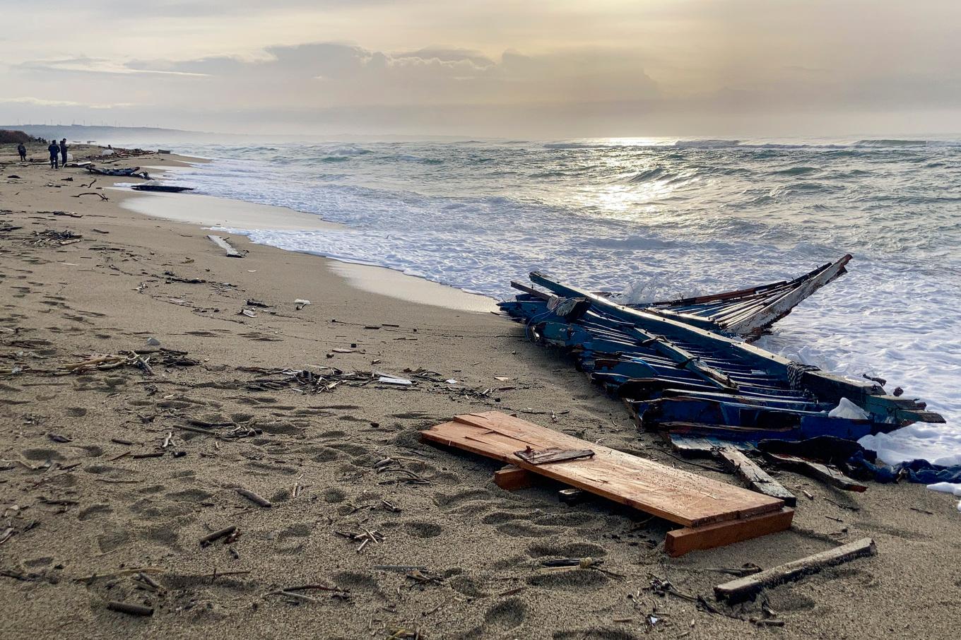 Vrakdelar på en strand i Cutro i södra Italien. Arkivbild. Foto: Paolo Santalucia/AP/TT