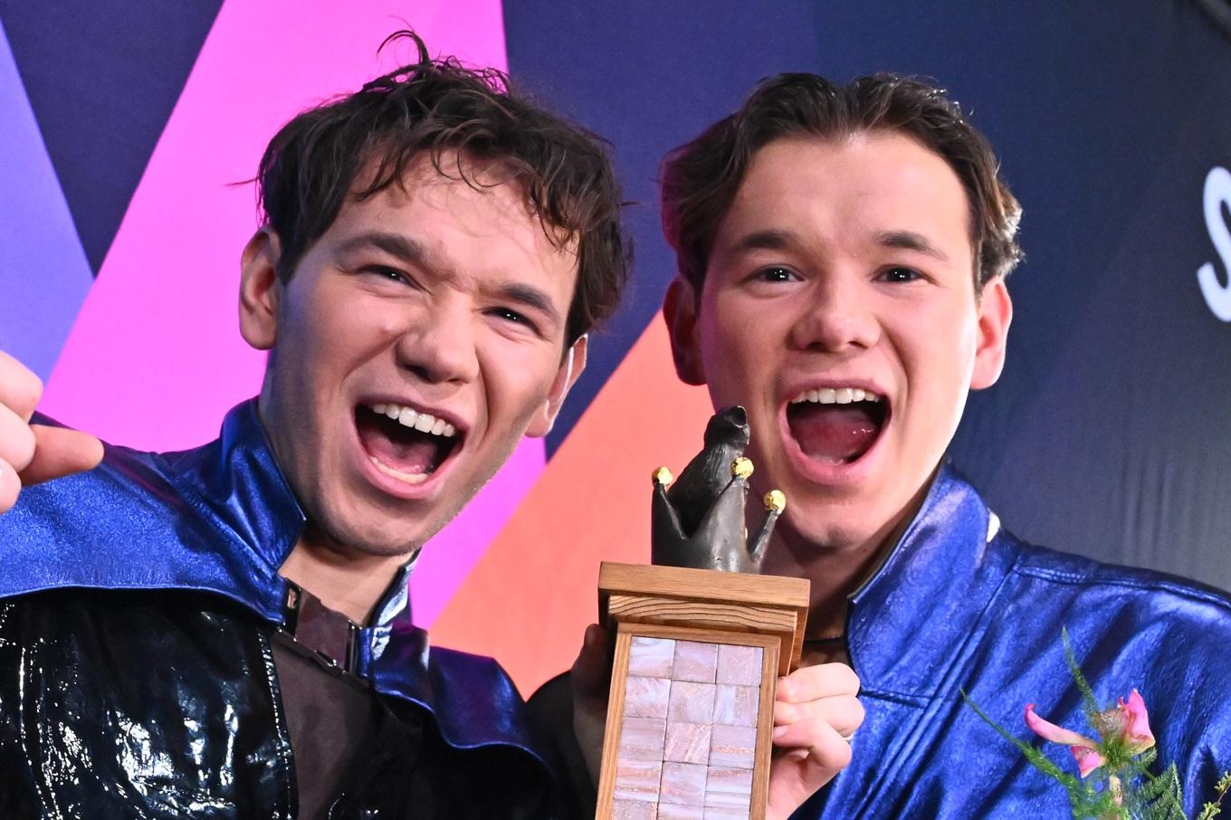 Marcus & Martinus med vinnarstatyetten Sångfågeln. Norrmännen får representera Sverige i Eurovision Song Contest. Foto: Claudio Bresciani/TT
